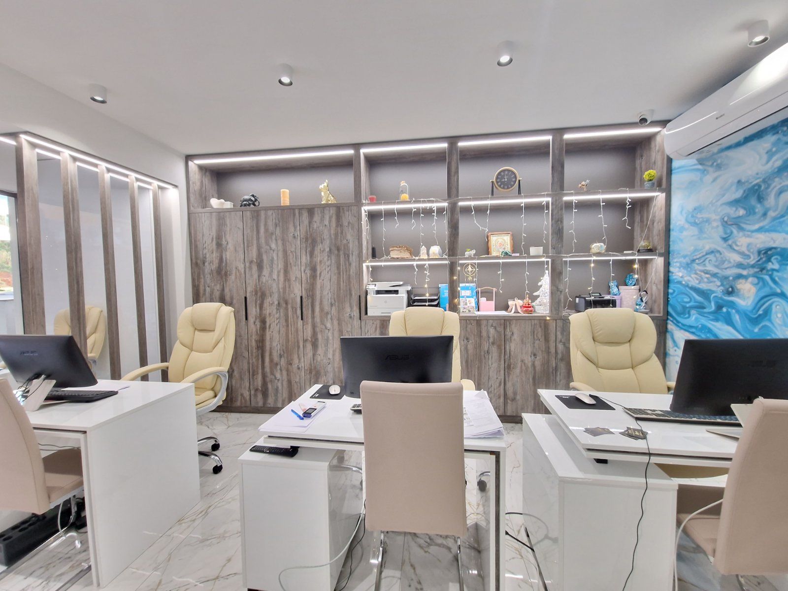 Prodaje se nov profesionalno opremljen kancelarijski / poslovni prostor 45m2 u kompleksu The Old Bakery u Budvi. - Amfora Real Estate