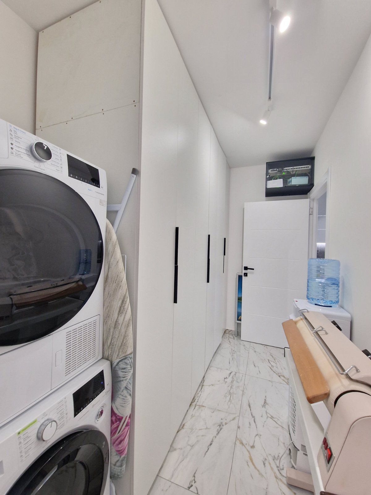 Prodaje se nov profesionalno opremljen kancelarijski / poslovni prostor 45m2 u kompleksu The Old Bakery u Budvi. - Amfora Real Estate