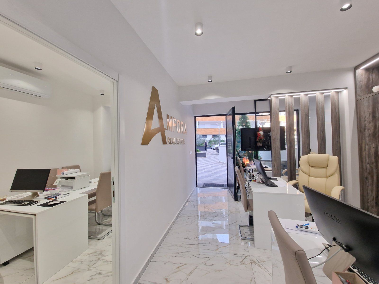 Prodaje se nov profesionalno opremljen kancelarijski / poslovni prostor 45m2 u kompleksu The Old Bakery u Budvi. - Amfora Real Estate