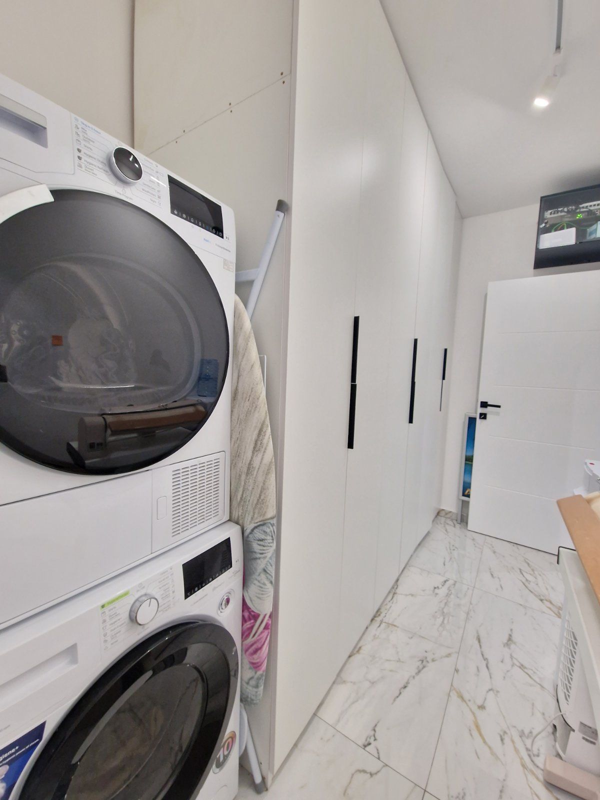 Prodaje se nov profesionalno opremljen kancelarijski / poslovni prostor 45m2 u kompleksu The Old Bakery u Budvi. - Amfora Real Estate