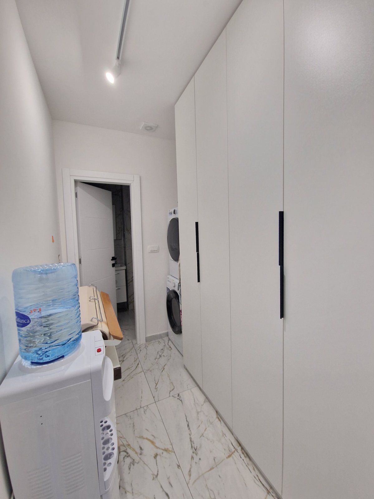 Prodaje se nov profesionalno opremljen kancelarijski / poslovni prostor 45m2 u kompleksu The Old Bakery u Budvi. - Amfora Real Estate