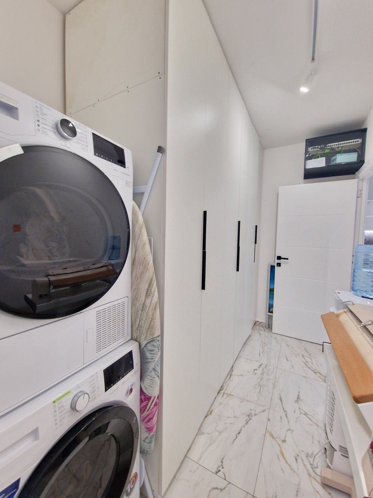 Prodaje se nov profesionalno opremljen kancelarijski / poslovni prostor 45m2 u kompleksu The Old Bakery u Budvi. - Amfora Real Estate