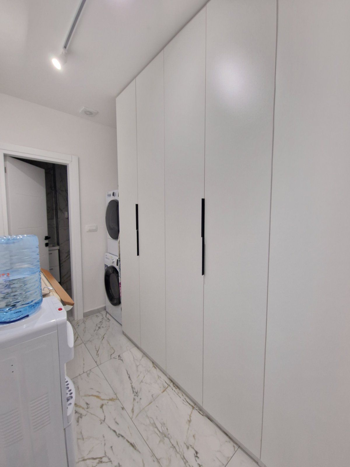 Prodaje se nov profesionalno opremljen kancelarijski / poslovni prostor 45m2 u kompleksu The Old Bakery u Budvi. - Amfora Real Estate