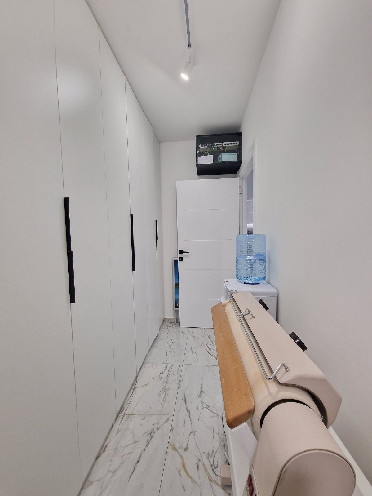 Prodaje se nov profesionalno opremljen kancelarijski / poslovni prostor 45m2 u kompleksu The Old Bakery u Budvi. - Amfora Real Estate