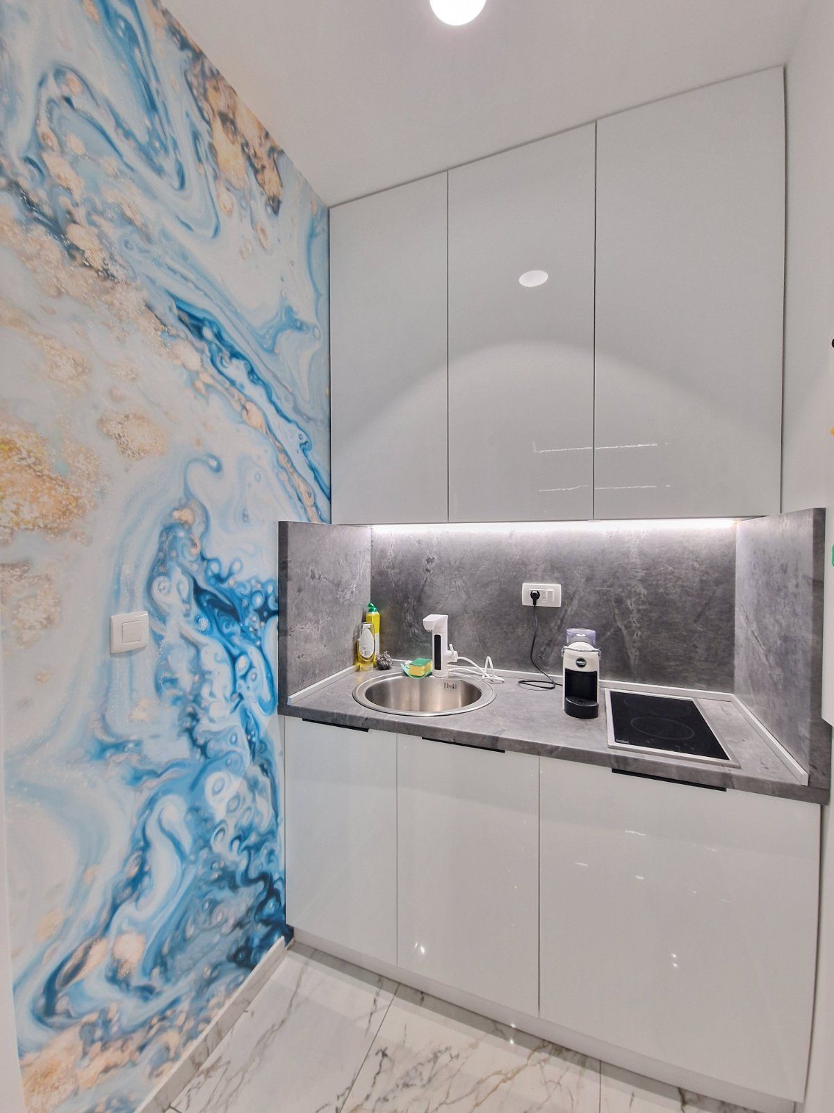 Prodaje se nov profesionalno opremljen kancelarijski / poslovni prostor 45m2 u kompleksu The Old Bakery u Budvi. - Amfora Real Estate