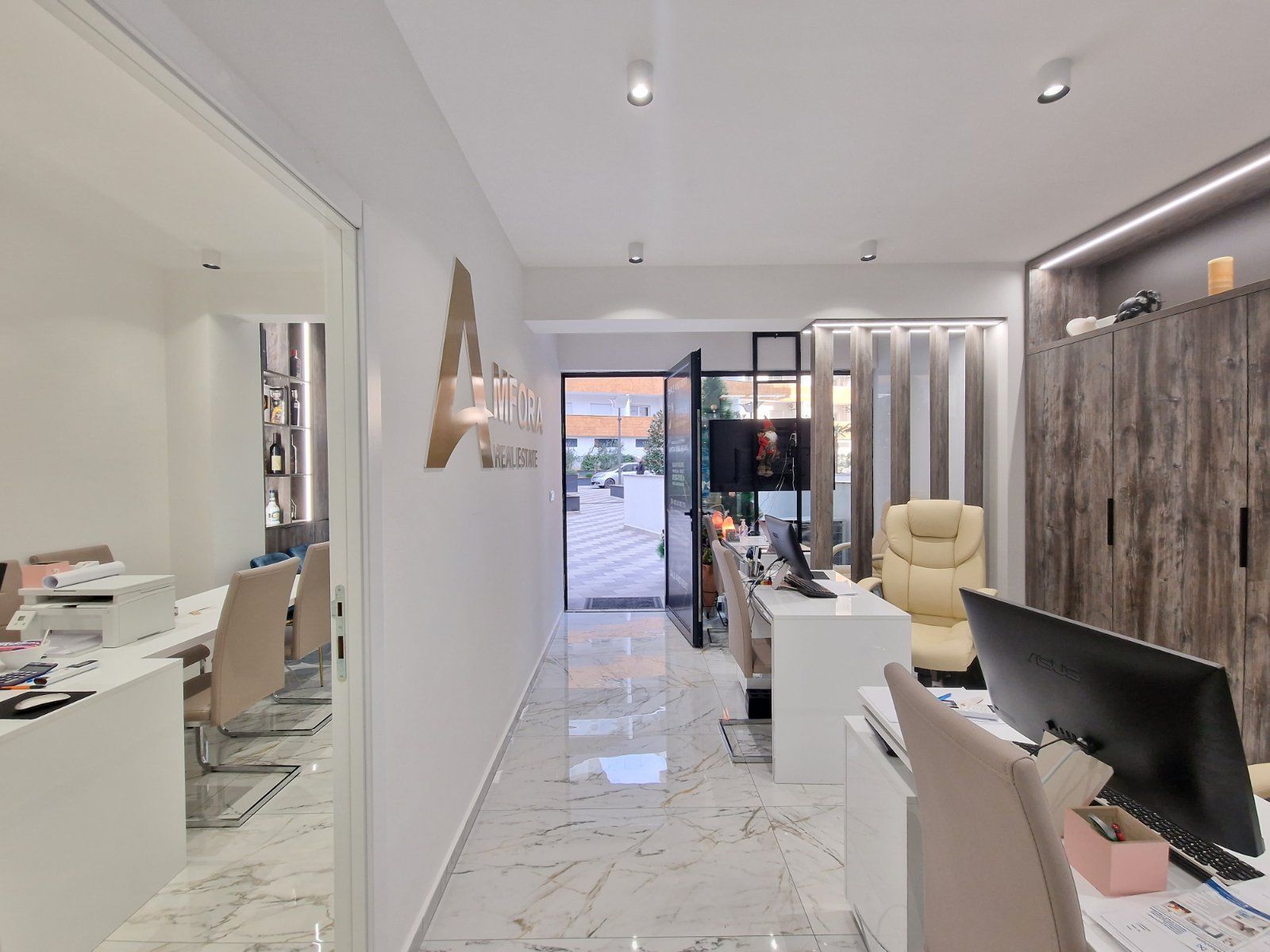 Prodaje se nov profesionalno opremljen kancelarijski / poslovni prostor 45m2 u kompleksu The Old Bakery u Budvi. - Amfora Real Estate