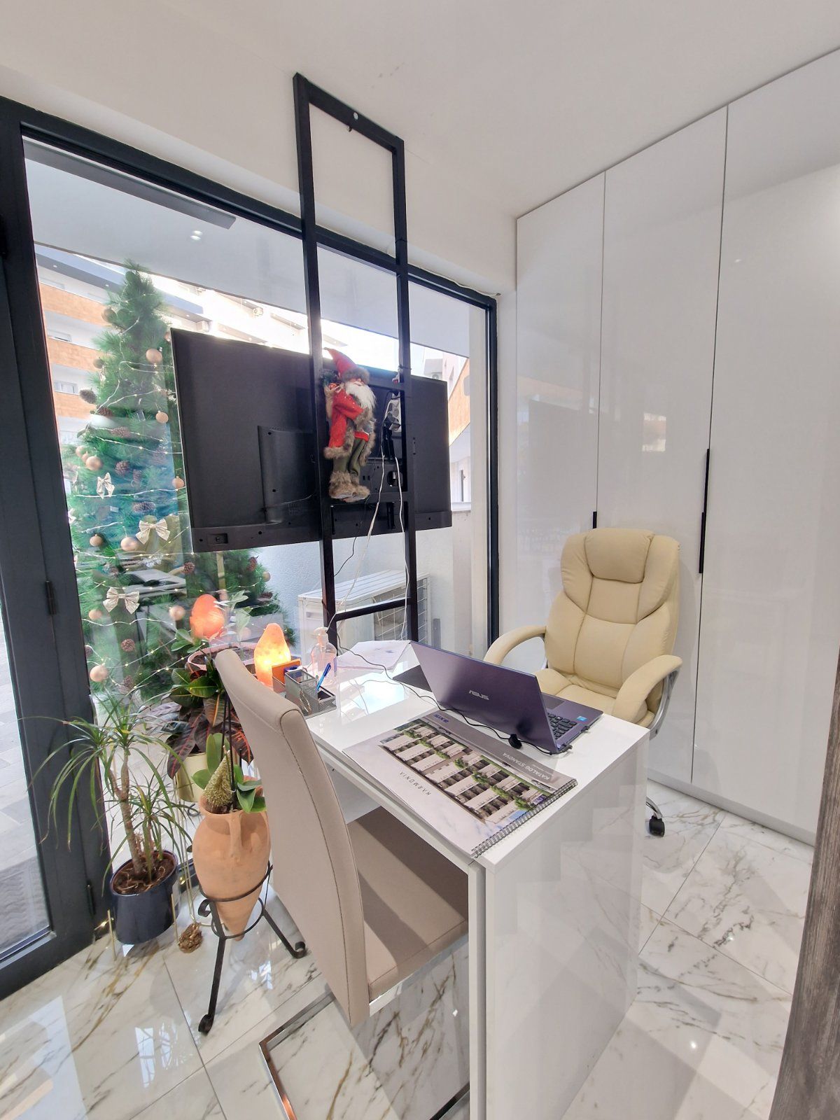 Prodaje se nov profesionalno opremljen kancelarijski / poslovni prostor 45m2 u kompleksu The Old Bakery u Budvi. - Amfora Real Estate