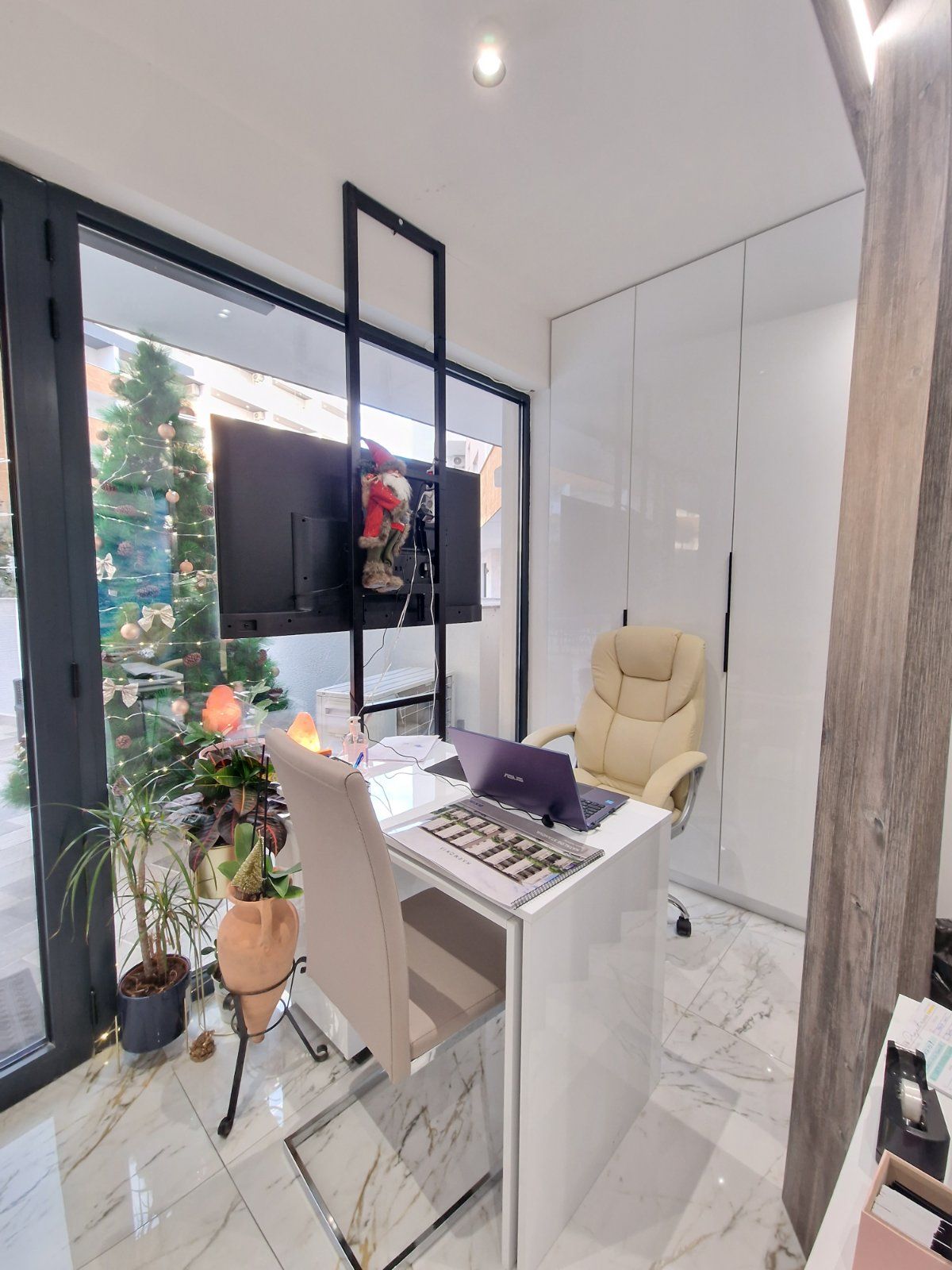 Prodaje se nov profesionalno opremljen kancelarijski / poslovni prostor 45m2 u kompleksu The Old Bakery u Budvi. - Amfora Real Estate