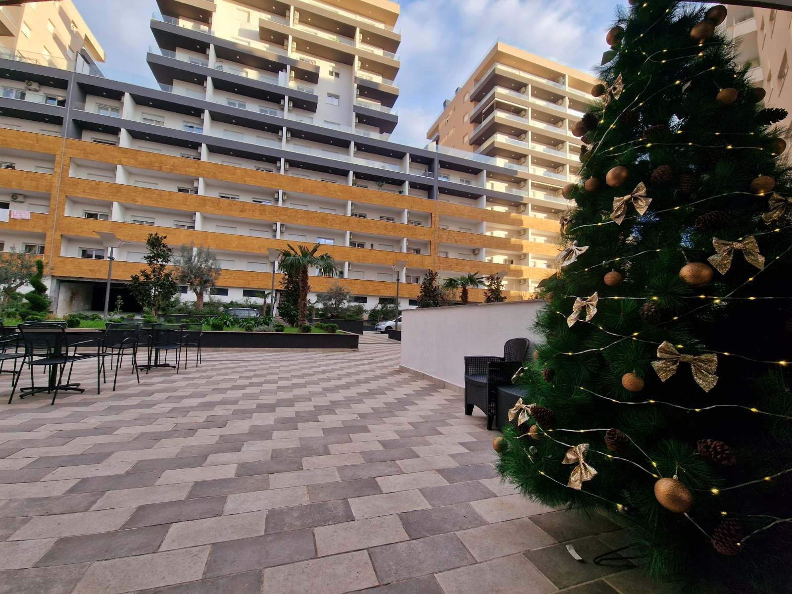 Prodaje se nov profesionalno opremljen kancelarijski / poslovni prostor 45m2 u kompleksu The Old Bakery u Budvi. - Amfora Real Estate