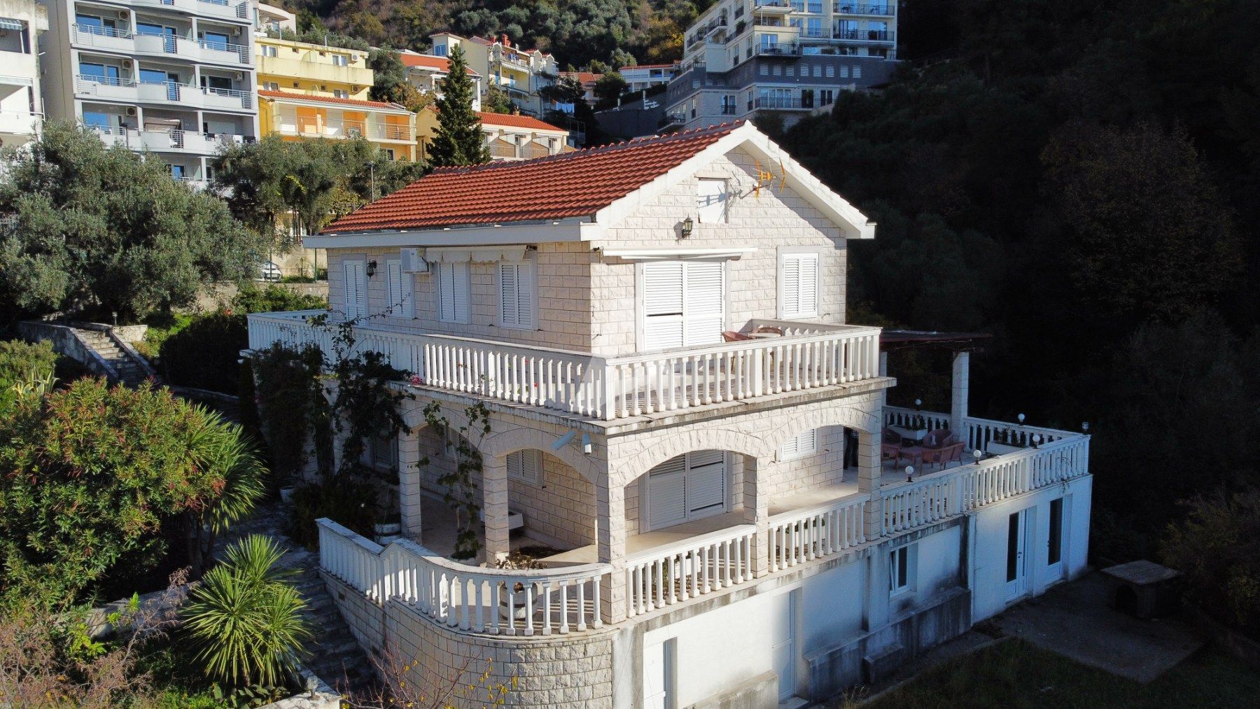 amfora/Izdaje se dvospratna kuća 240m2 sa panoramskim pogledom na samo 50 metara od mora,Sveti Stefan-Budva.  (NA DUZI PERIOD)