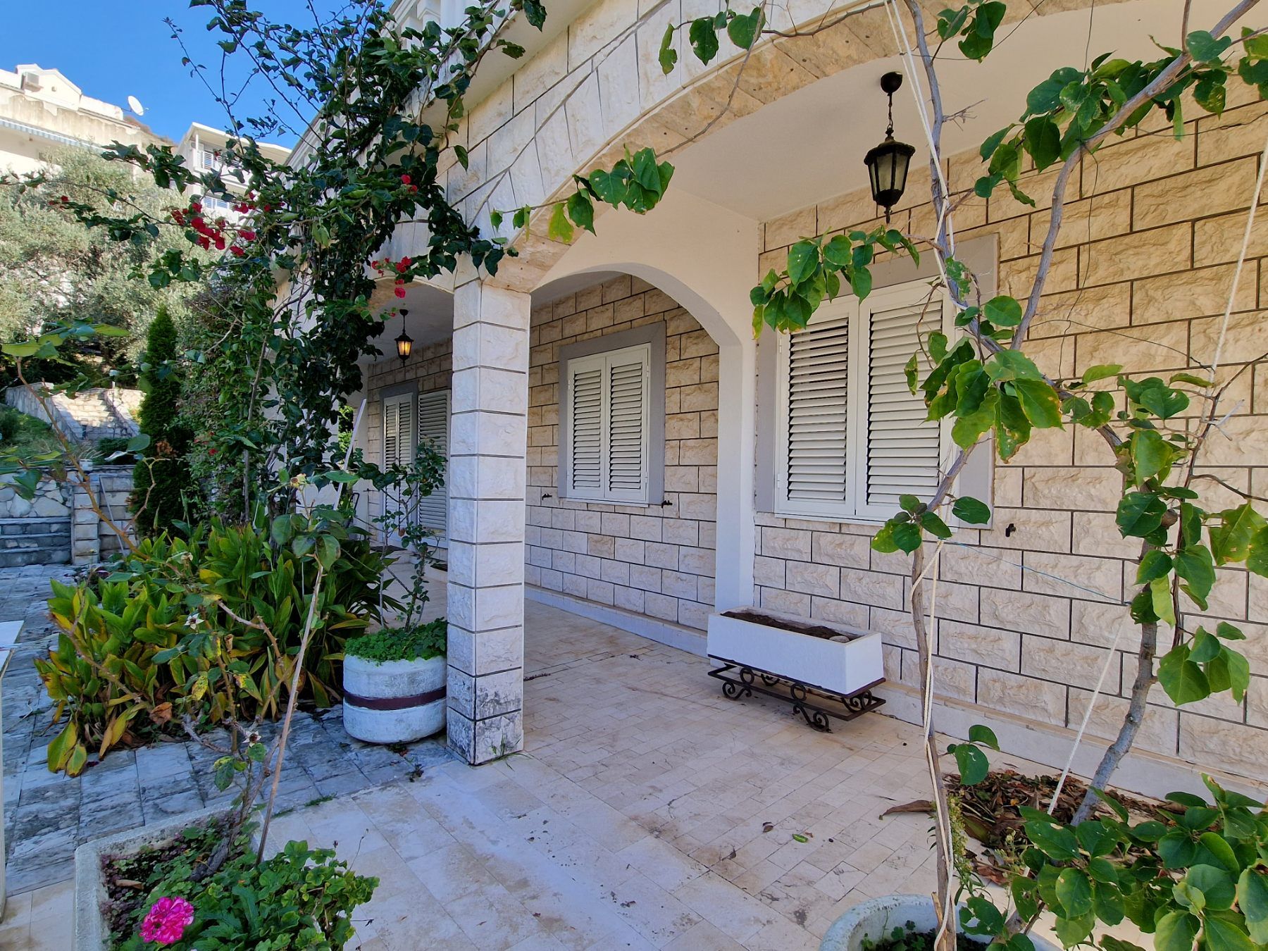 Dvospratna kuća 240m2 sa panoramskim pogledom na samo 50 metara od mora,Sveti Stefan-Budva.  (NA DUZI PERIOD,DOSTUPNO OD 26.07.2025) - Amfora Real Estate