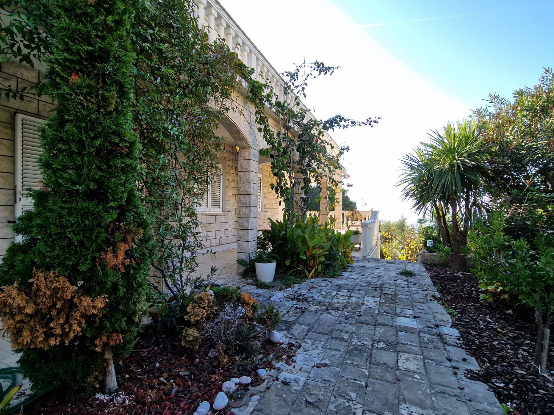 Dvospratna kuća 240m2 sa panoramskim pogledom na samo 50 metara od mora,Sveti Stefan-Budva.  (NA DUZI PERIOD,DOSTUPNO OD 26.07.2025) - Amfora Real Estate