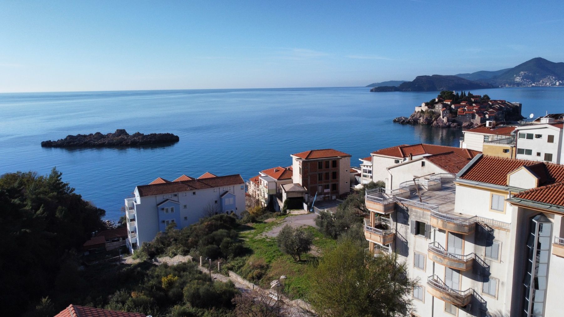 Dvospratna kuća 240m2 sa panoramskim pogledom na samo 50 metara od mora,Sveti Stefan-Budva.  (NA DUZI PERIOD,DOSTUPNO OD 26.07.2025) - Amfora Real Estate