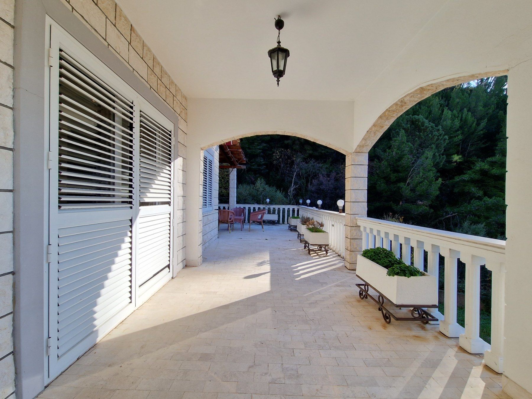 Dvospratna kuća 240m2 sa panoramskim pogledom na samo 50 metara od mora,Sveti Stefan-Budva.  (NA DUZI PERIOD,DOSTUPNO OD 26.07.2025) - Amfora Real Estate