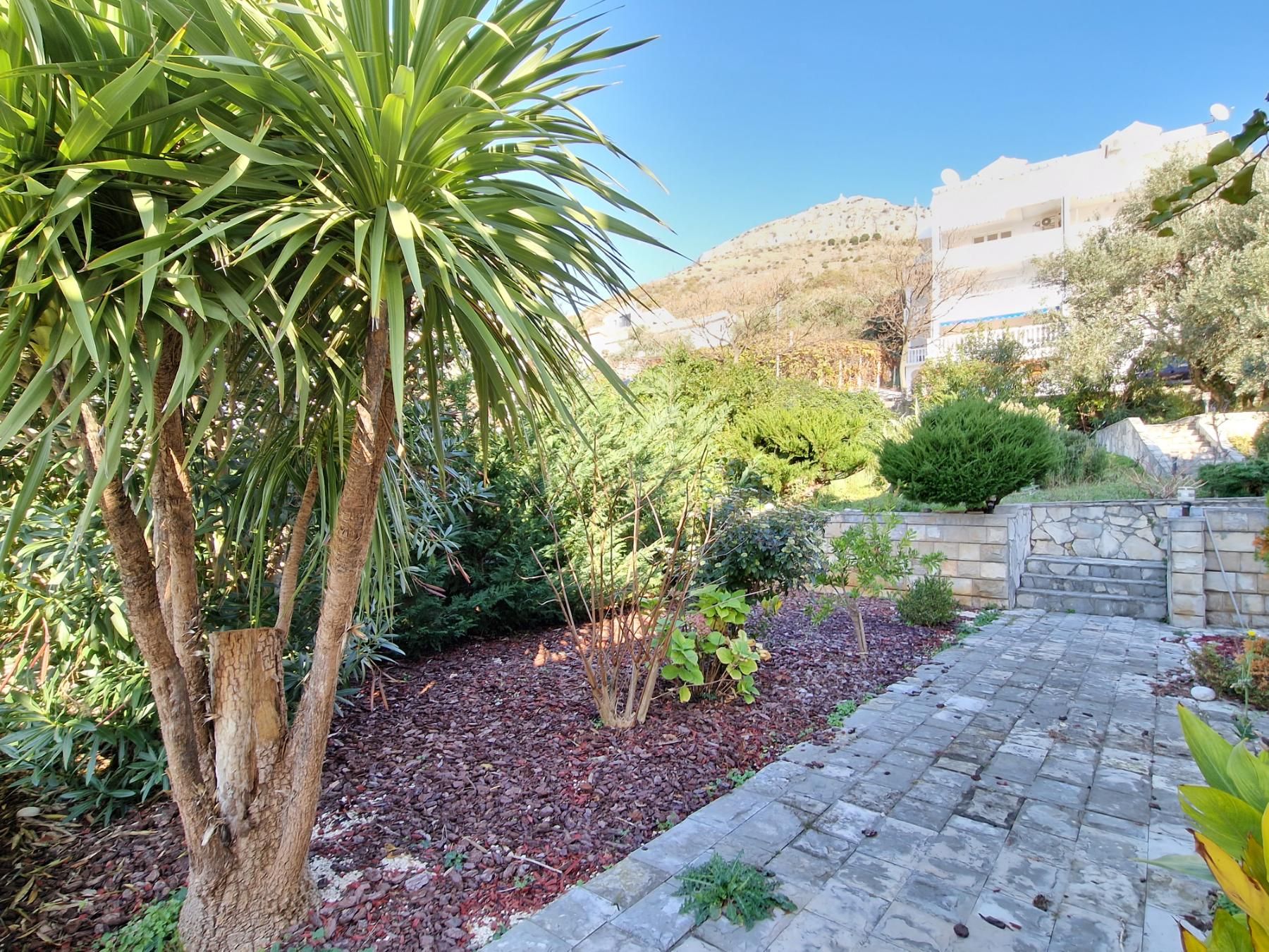 Dvospratna kuća 240m2 sa panoramskim pogledom na samo 50 metara od mora,Sveti Stefan-Budva.  (NA DUZI PERIOD,DOSTUPNO OD 26.07.2025) - Amfora Real Estate