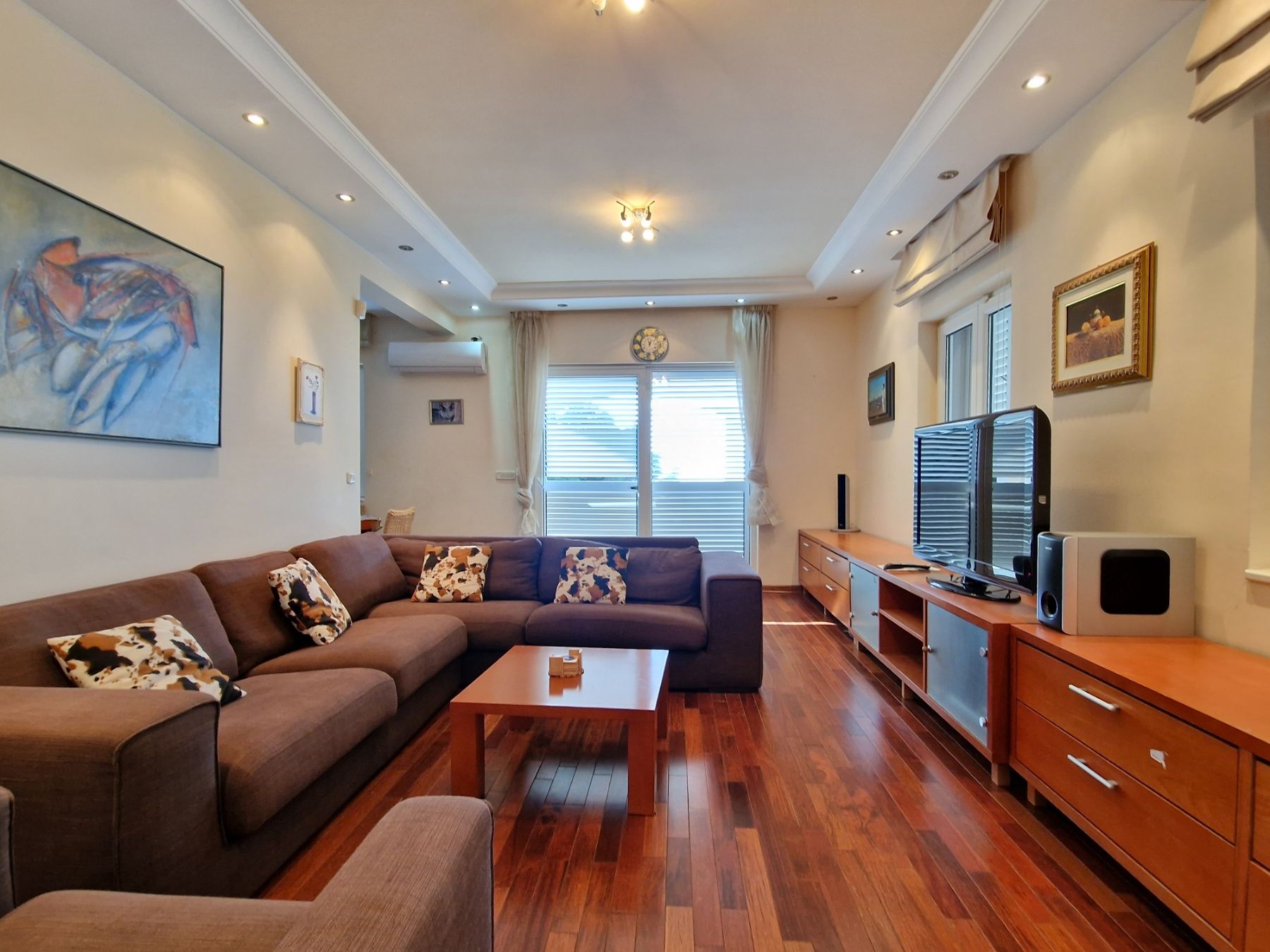 Dvospratna kuća 240m2 sa panoramskim pogledom na samo 50 metara od mora,Sveti Stefan-Budva.  (NA DUZI PERIOD,DOSTUPNO OD 26.07.2025) - Amfora Real Estate