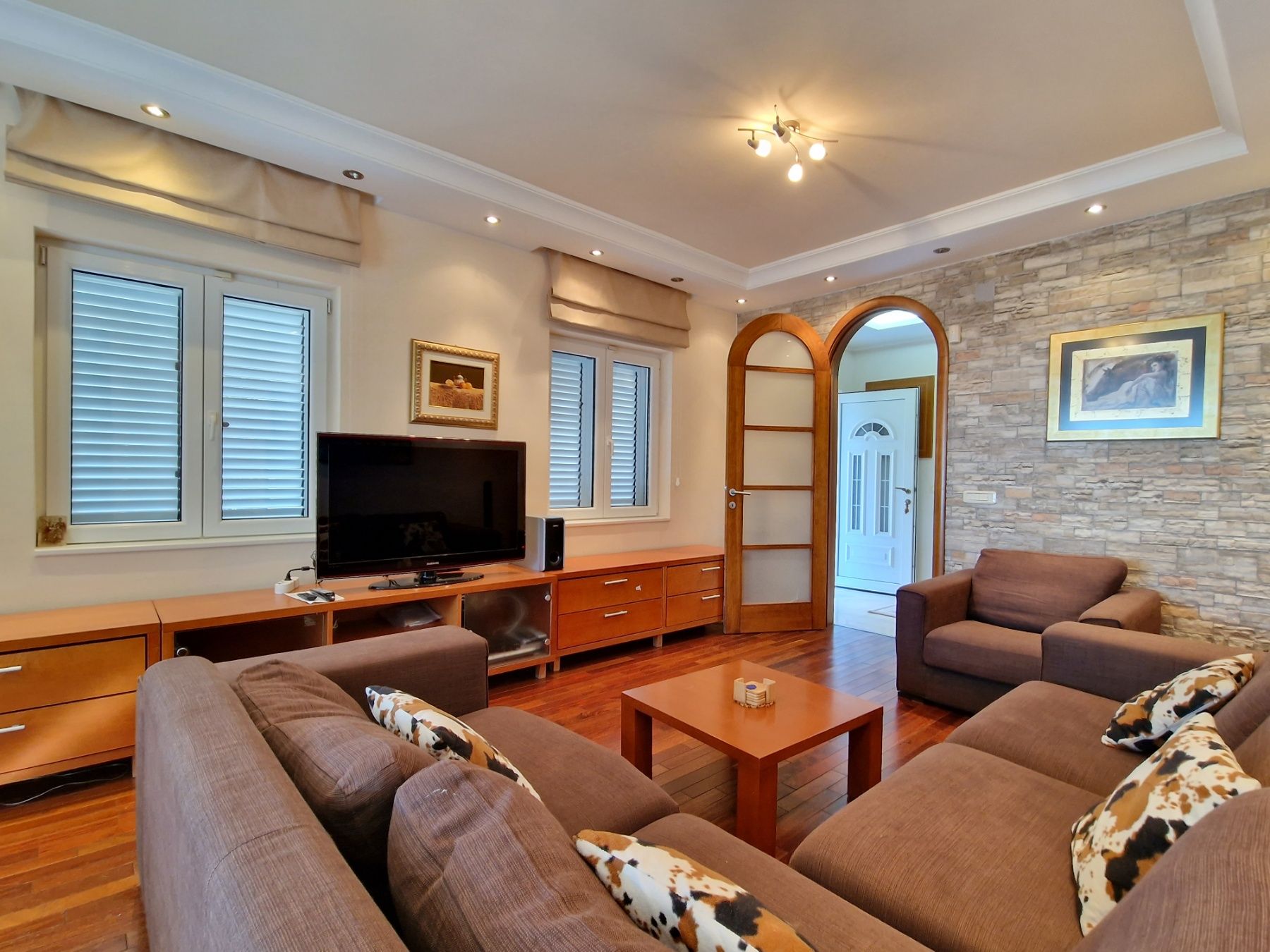 Dvospratna kuća 240m2 sa panoramskim pogledom na samo 50 metara od mora,Sveti Stefan-Budva.  (NA DUZI PERIOD,DOSTUPNO OD 26.07.2025) - Amfora Real Estate