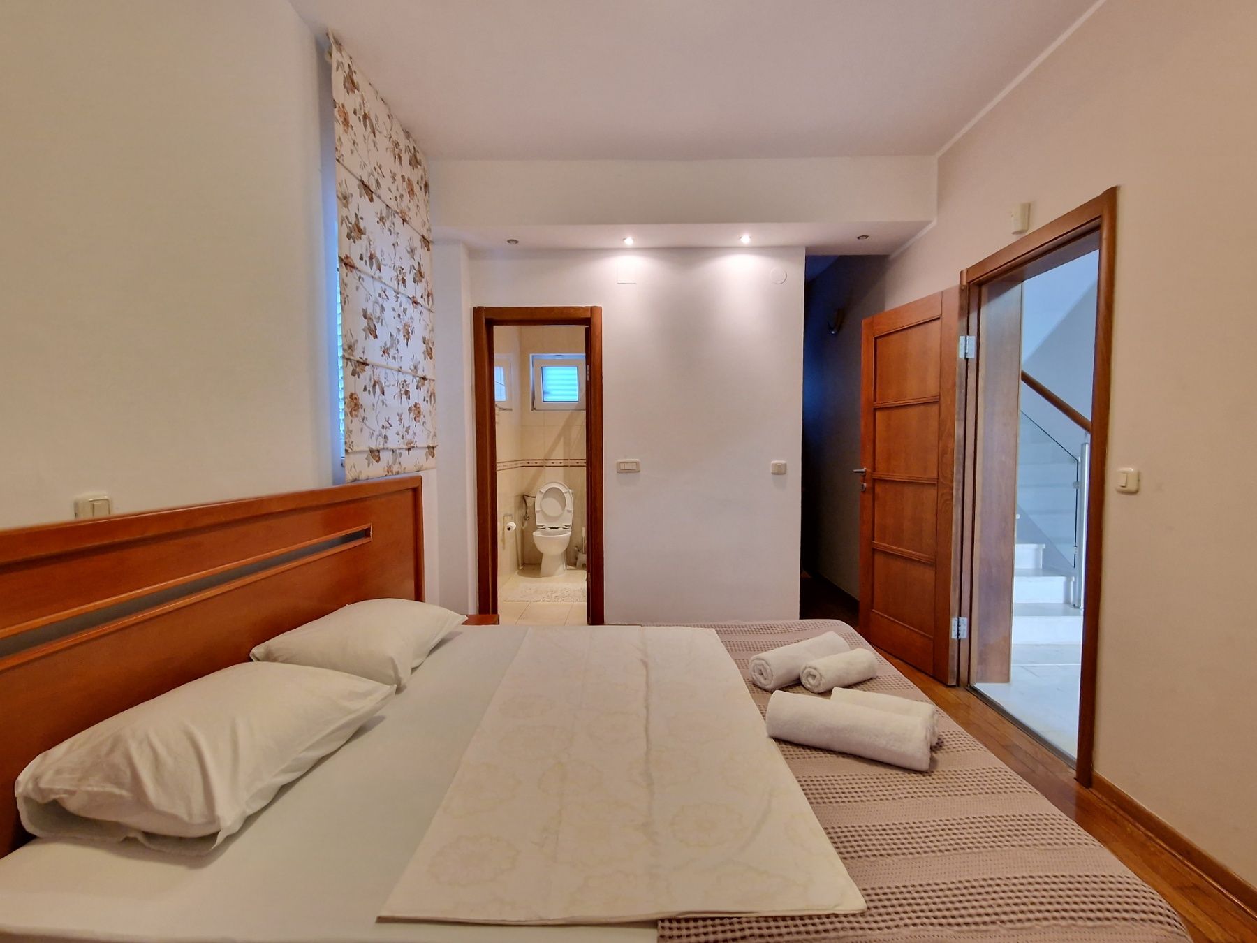 Dvospratna kuća 240m2 sa panoramskim pogledom na samo 50 metara od mora,Sveti Stefan-Budva.  (NA DUZI PERIOD,DOSTUPNO OD 26.07.2025) - Amfora Real Estate