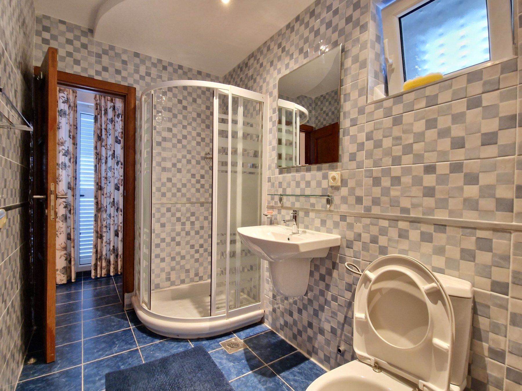 Dvospratna kuća 240m2 sa panoramskim pogledom na samo 50 metara od mora,Sveti Stefan-Budva.  (NA DUZI PERIOD,DOSTUPNO OD 26.07.2025) - Amfora Real Estate