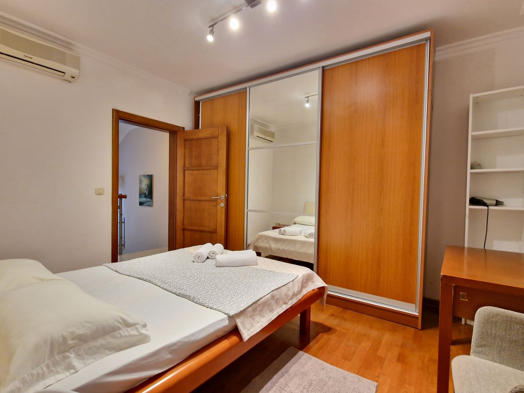 Dvospratna kuća 240m2 sa panoramskim pogledom na samo 50 metara od mora,Sveti Stefan-Budva.  (NA DUZI PERIOD,DOSTUPNO OD 26.07.2025) - Amfora Real Estate