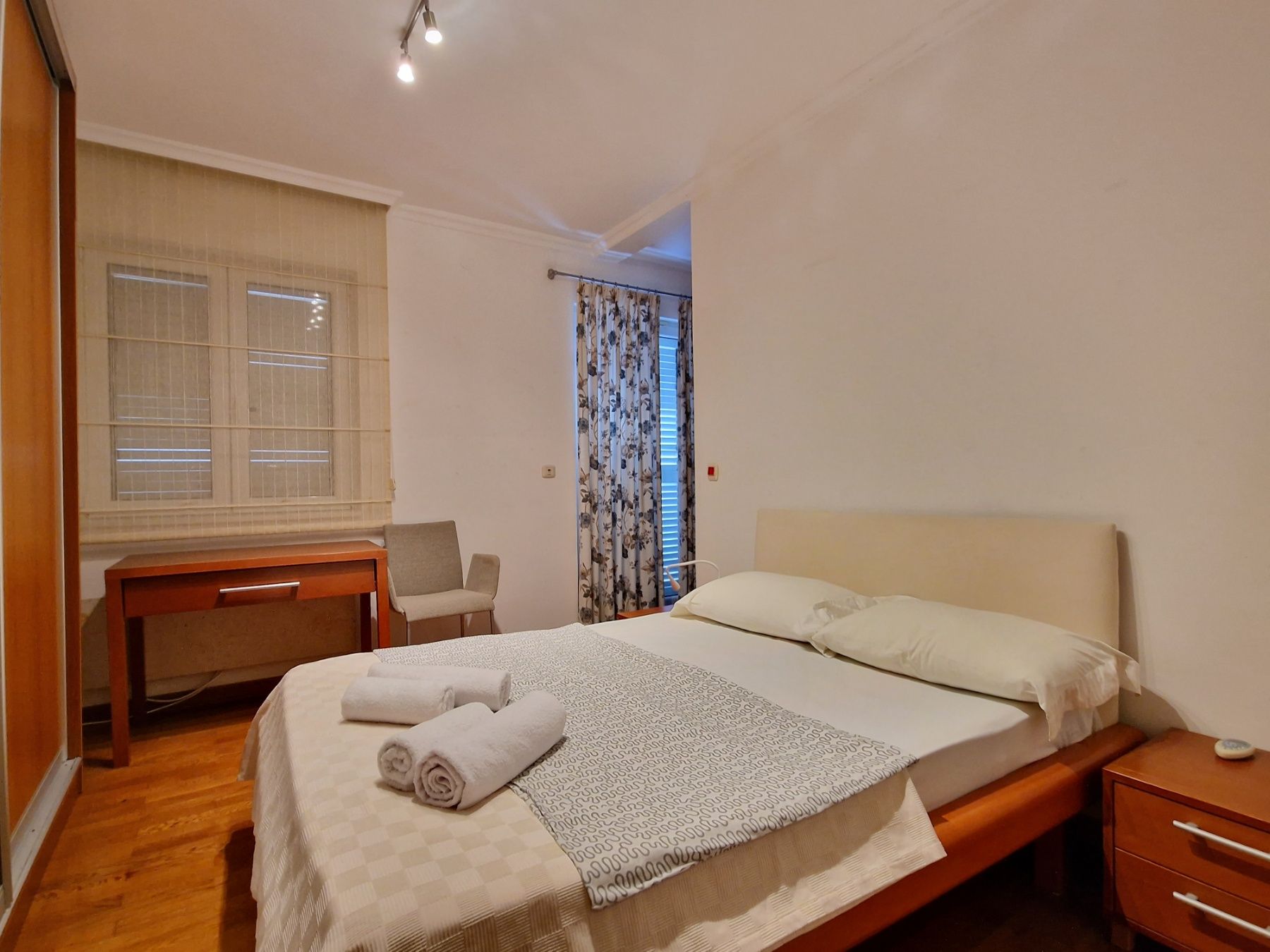 Dvospratna kuća 240m2 sa panoramskim pogledom na samo 50 metara od mora,Sveti Stefan-Budva.  (NA DUZI PERIOD,DOSTUPNO OD 26.07.2025) - Amfora Real Estate