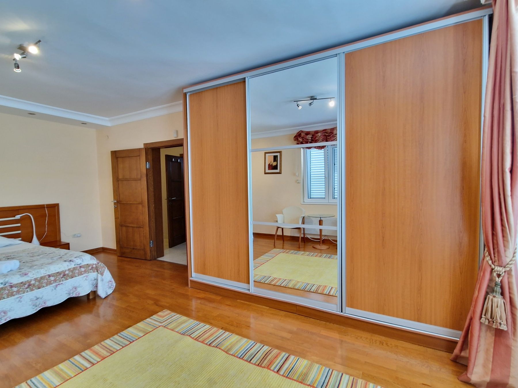 Dvospratna kuća 240m2 sa panoramskim pogledom na samo 50 metara od mora,Sveti Stefan-Budva.  (NA DUZI PERIOD,DOSTUPNO OD 26.07.2025) - Amfora Real Estate