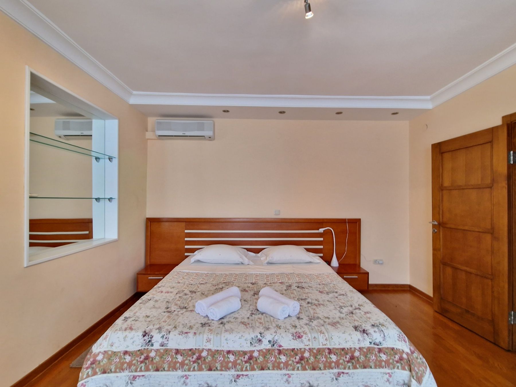 Dvospratna kuća 240m2 sa panoramskim pogledom na samo 50 metara od mora,Sveti Stefan-Budva.  (NA DUZI PERIOD,DOSTUPNO OD 26.07.2025) - Amfora Real Estate