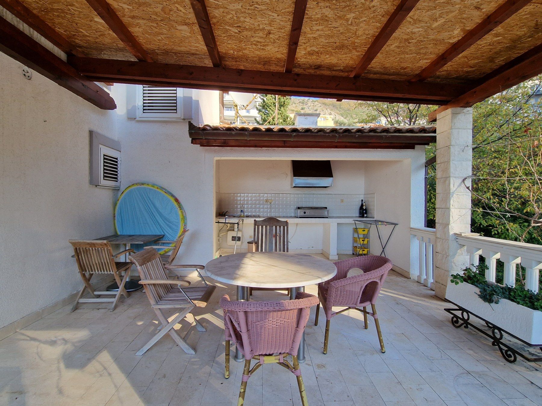 Dvospratna kuća 240m2 sa panoramskim pogledom na samo 50 metara od mora,Sveti Stefan-Budva.  (NA DUZI PERIOD,DOSTUPNO OD 26.07.2025) - Amfora Real Estate