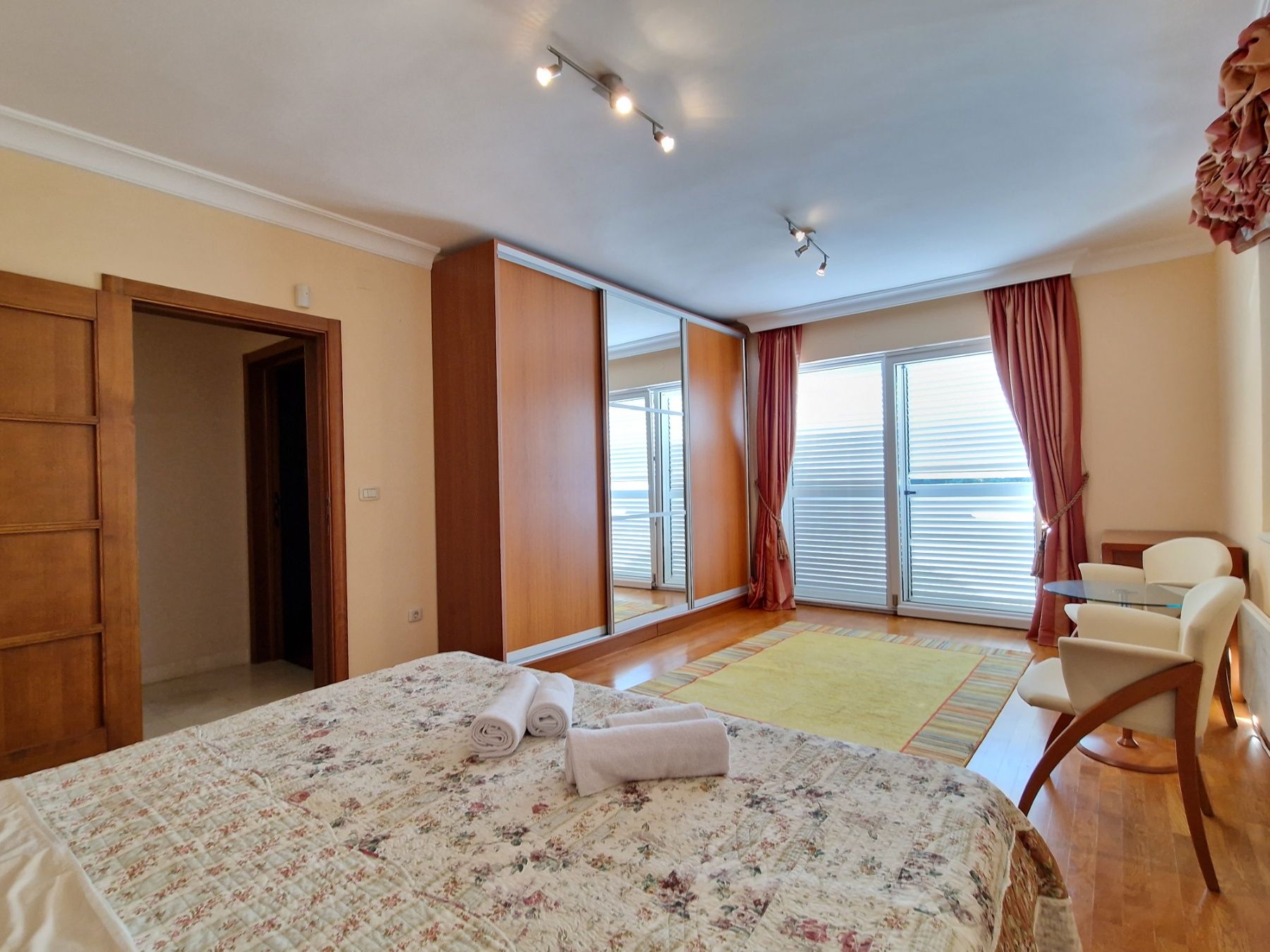 Dvospratna kuća 240m2 sa panoramskim pogledom na samo 50 metara od mora,Sveti Stefan-Budva.  (NA DUZI PERIOD,DOSTUPNO OD 26.07.2025) - Amfora Real Estate