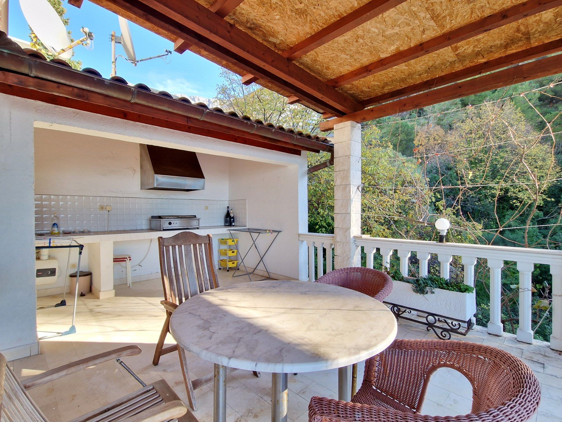 Dvospratna kuća 240m2 sa panoramskim pogledom na samo 50 metara od mora,Sveti Stefan-Budva.  (NA DUZI PERIOD,DOSTUPNO OD 26.07.2025) - Amfora Real Estate