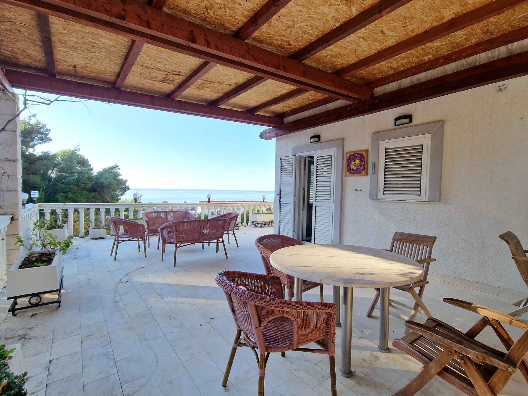 Dvospratna kuća 240m2 sa panoramskim pogledom na samo 50 metara od mora,Sveti Stefan-Budva.  (NA DUZI PERIOD,DOSTUPNO OD 26.07.2025) - Amfora Real Estate