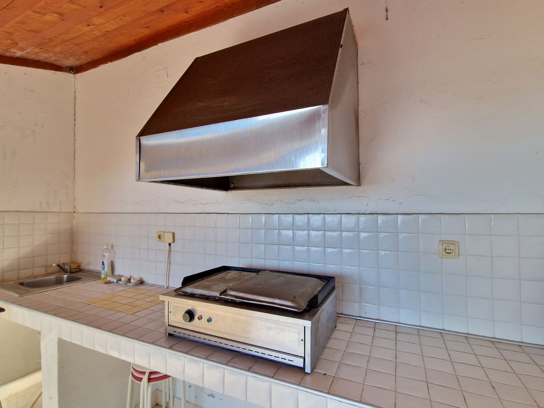 Dvospratna kuća 240m2 sa panoramskim pogledom na samo 50 metara od mora,Sveti Stefan-Budva.  (NA DUZI PERIOD,DOSTUPNO OD 26.07.2025) - Amfora Real Estate