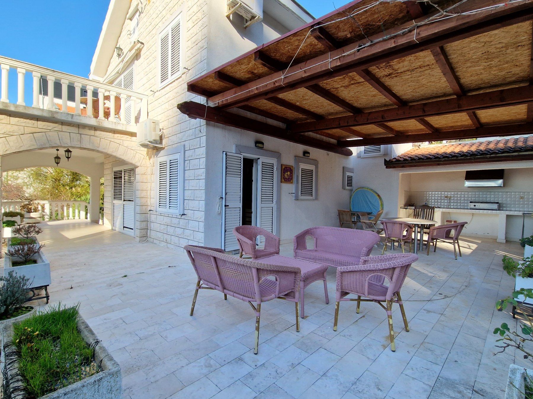 Dvospratna kuća 240m2 sa panoramskim pogledom na samo 50 metara od mora,Sveti Stefan-Budva.  (NA DUZI PERIOD,DOSTUPNO OD 26.07.2025) - Amfora Real Estate