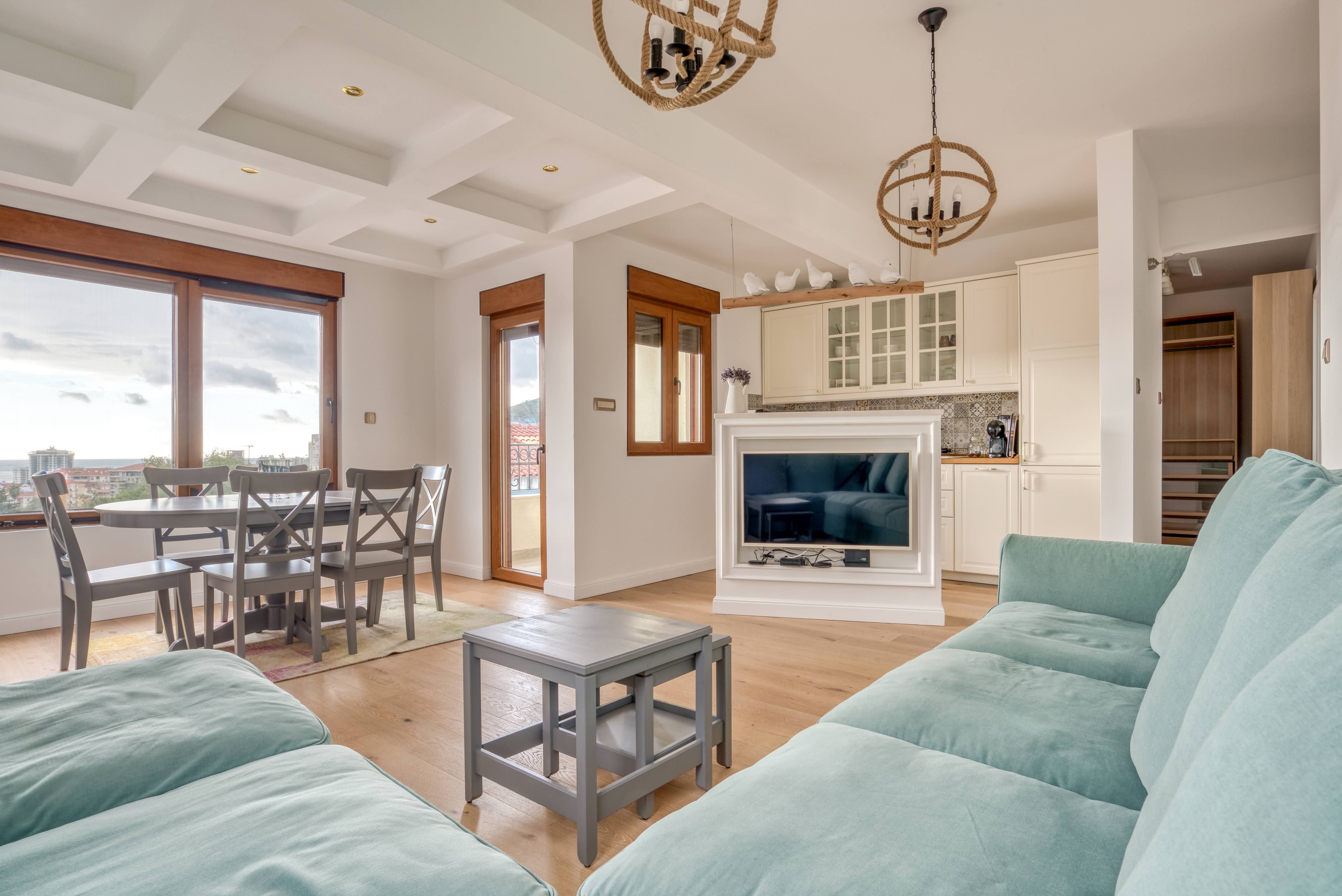 Stilski namešten nov dvosoban stan 89m2 sa pogledom na more i grad,u tihom delu Budve(Podmaine) - Amfora Real Estate