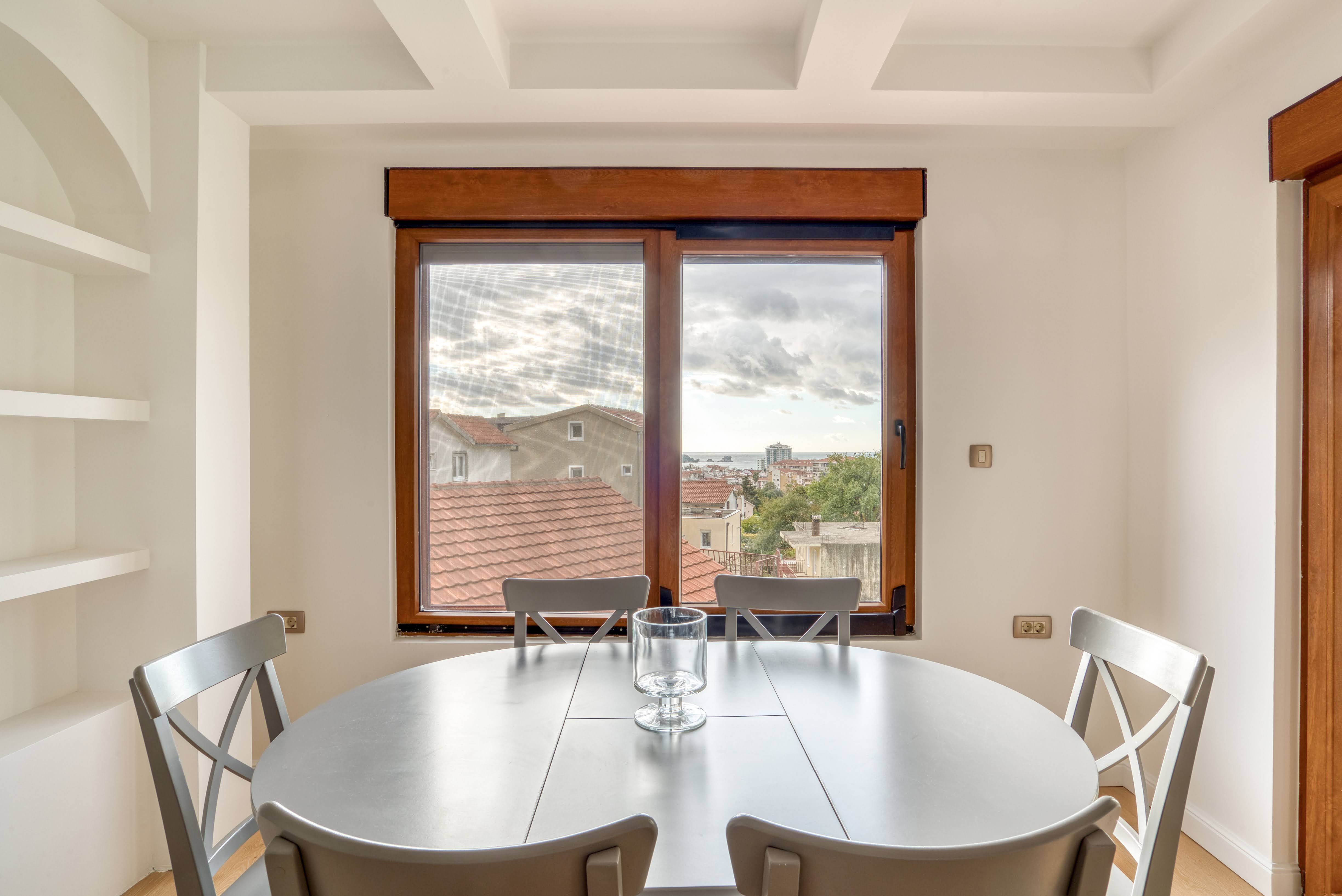 Stilski namešten nov dvosoban stan 89m2 sa pogledom na more i grad,u tihom delu Budve(Podmaine) - Amfora Real Estate