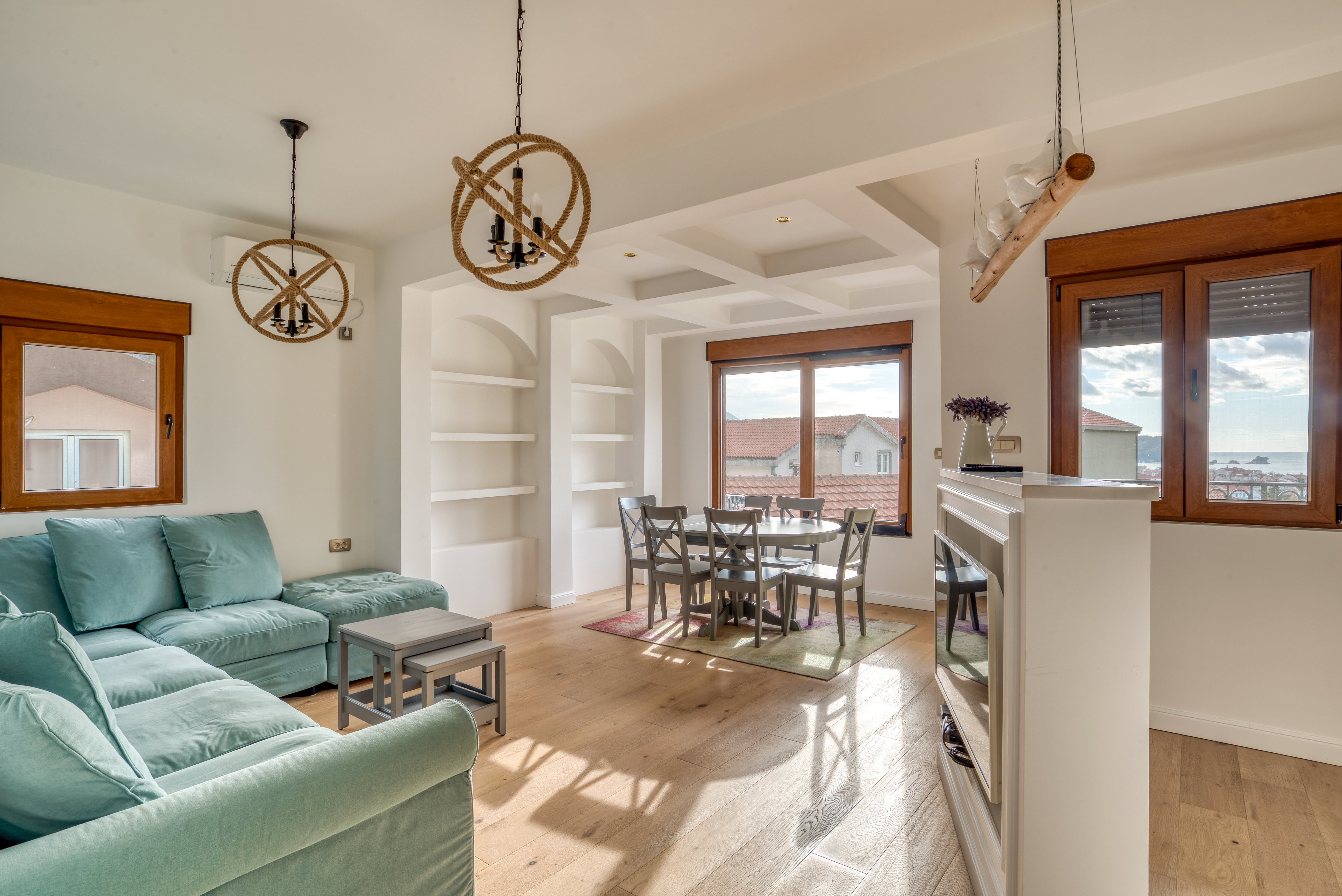 Stilski namešten nov dvosoban stan 89m2 sa pogledom na more i grad,u tihom delu Budve(Podmaine) - Amfora Real Estate