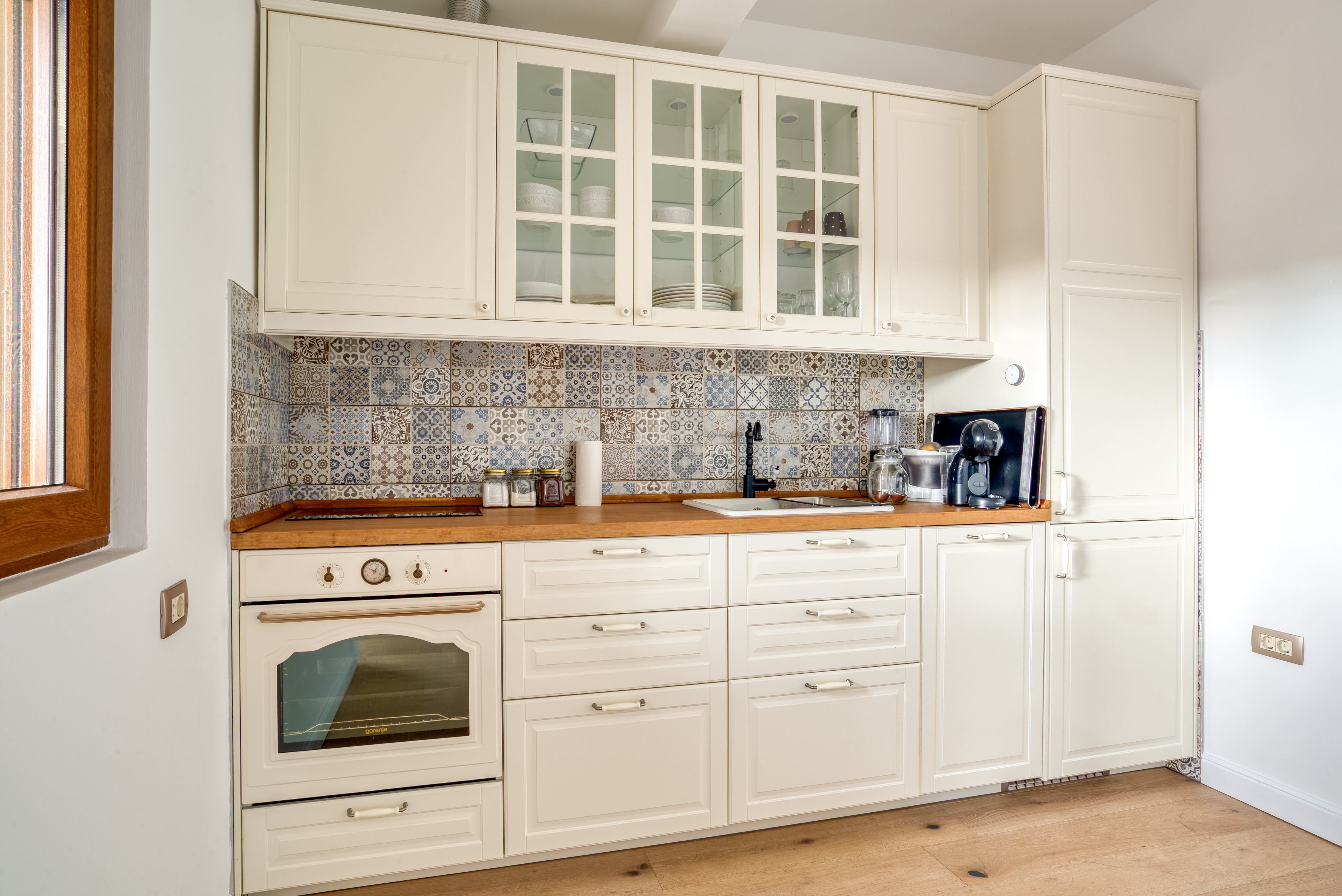 Stilski namešten nov dvosoban stan 89m2 sa pogledom na more i grad,u tihom delu Budve(Podmaine) - Amfora Real Estate