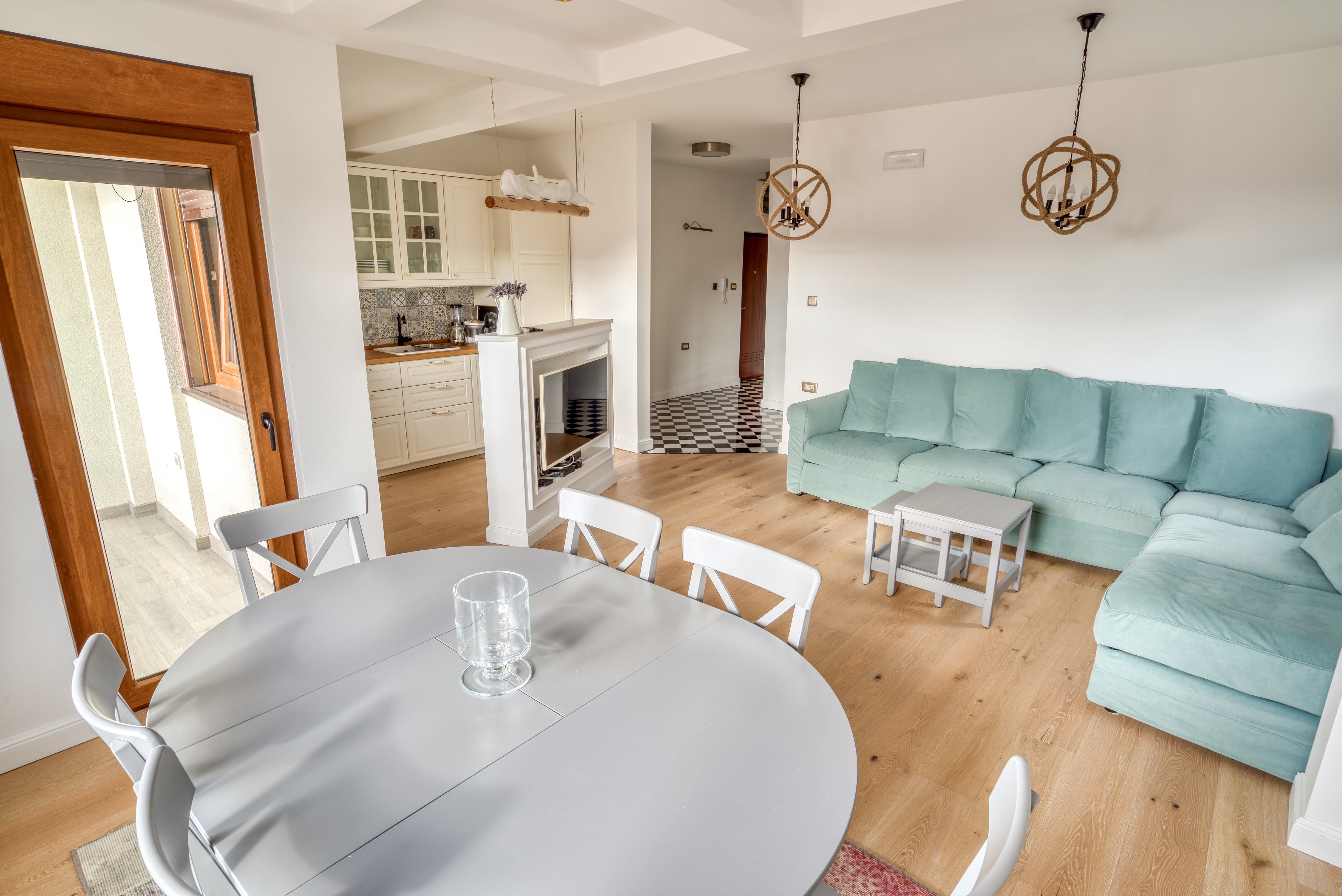 Stilski namešten nov dvosoban stan 89m2 sa pogledom na more i grad,u tihom delu Budve(Podmaine) - Amfora Real Estate