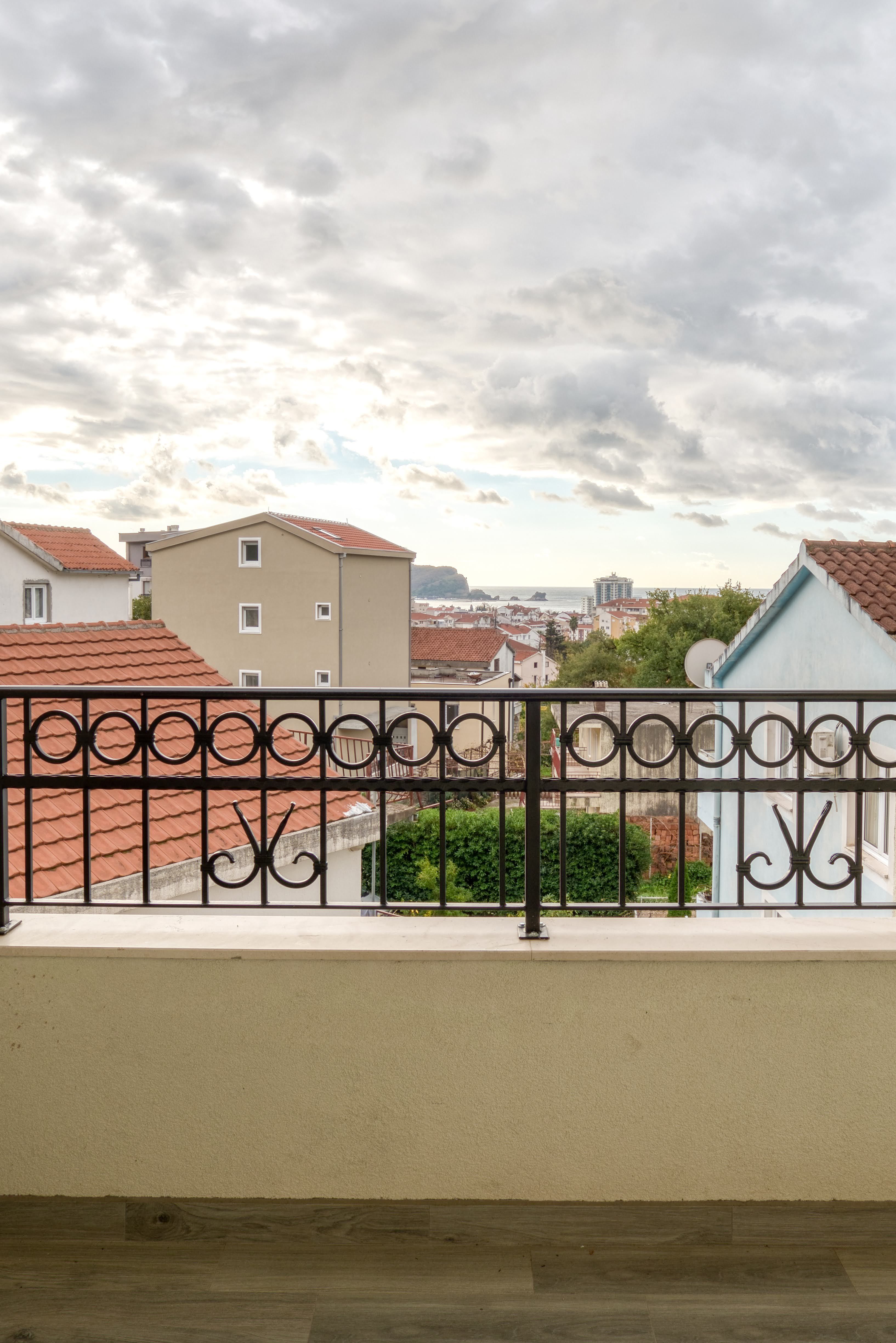 Stilski namešten nov dvosoban stan 89m2 sa pogledom na more i grad,u tihom delu Budve(Podmaine) - Amfora Real Estate