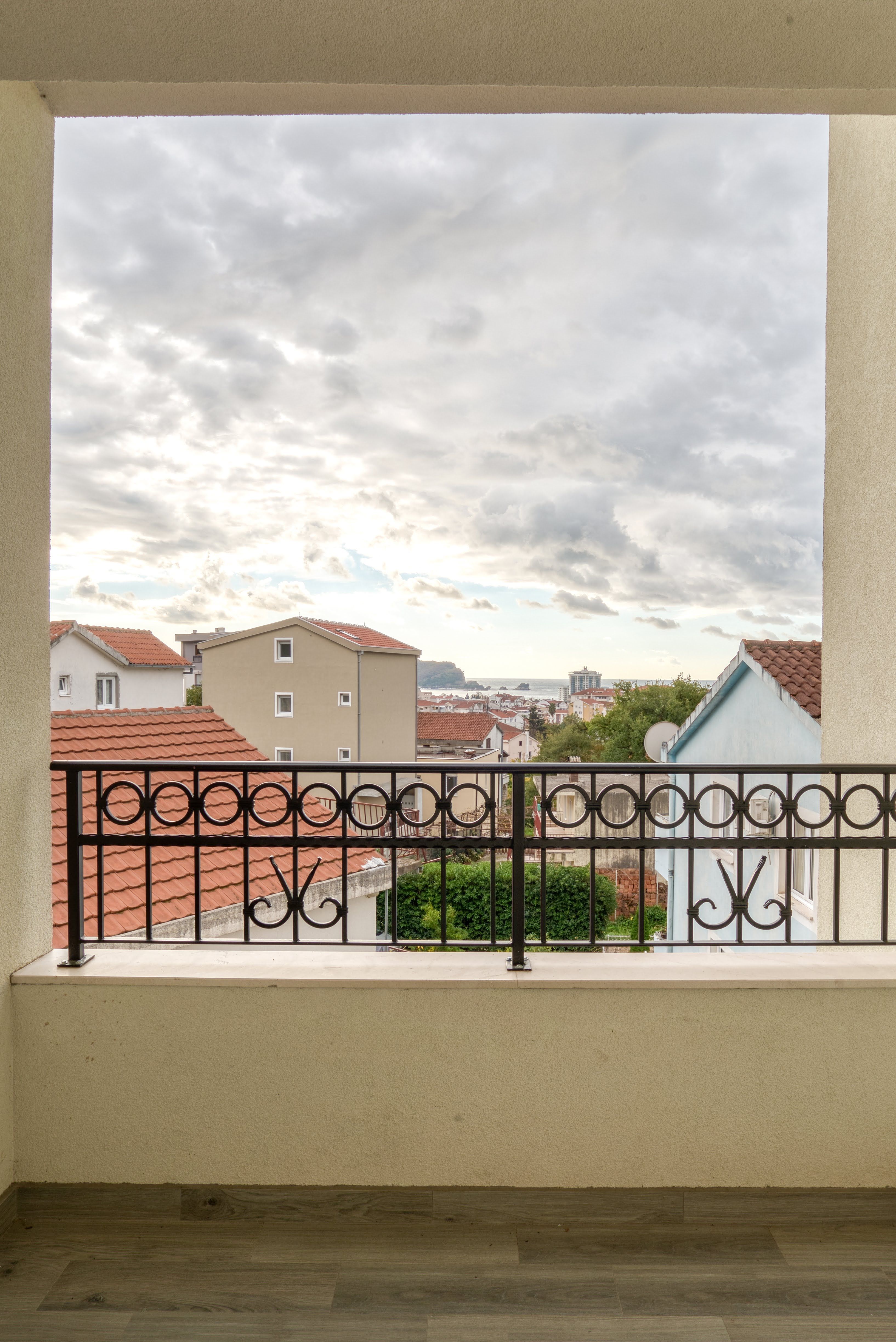 Stilski namešten nov dvosoban stan 89m2 sa pogledom na more i grad,u tihom delu Budve(Podmaine) - Amfora Real Estate