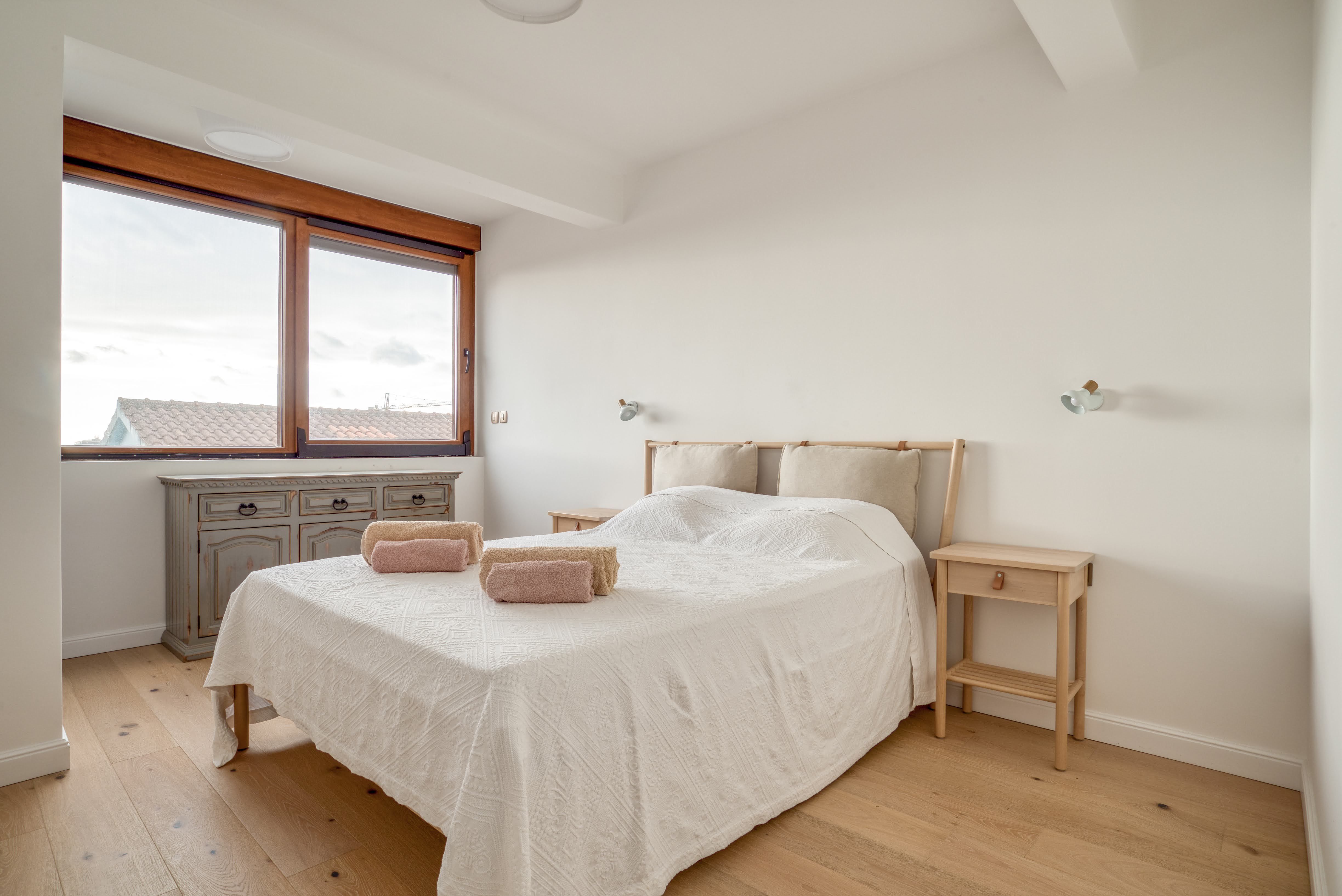 Stilski namešten nov dvosoban stan 89m2 sa pogledom na more i grad,u tihom delu Budve(Podmaine) - Amfora Real Estate