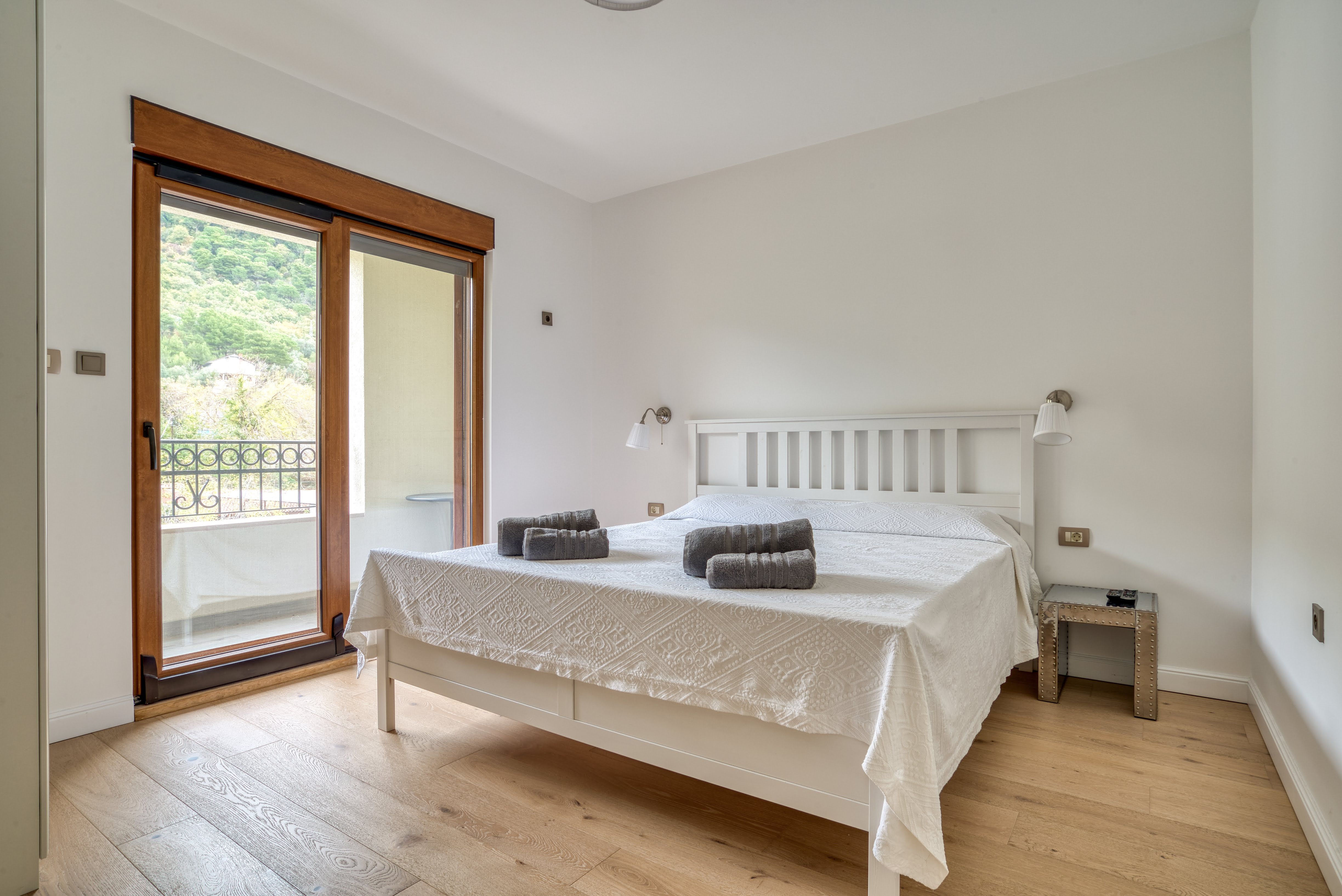 Stilski namešten nov dvosoban stan 89m2 sa pogledom na more i grad,u tihom delu Budve(Podmaine) - Amfora Real Estate