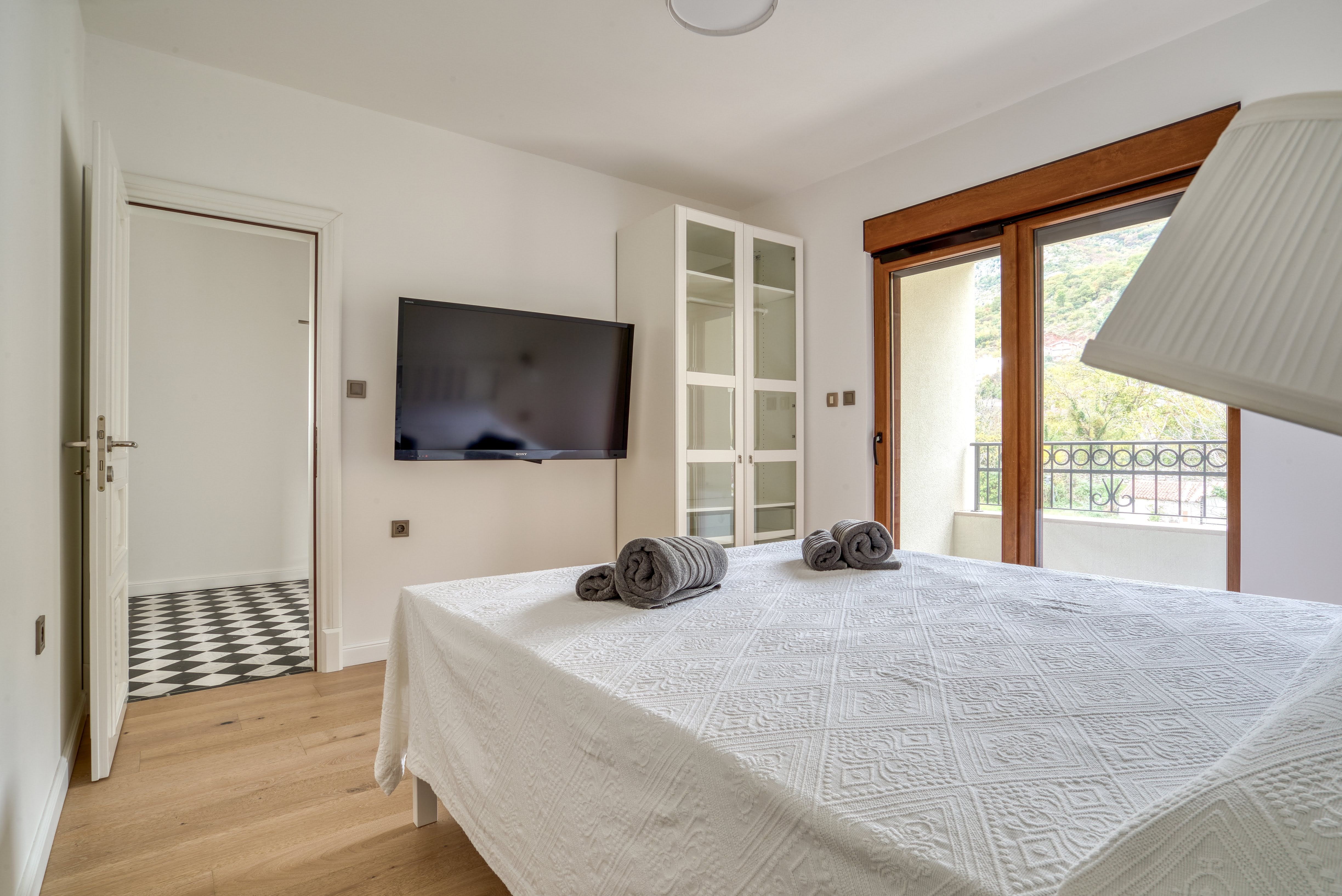 Stilski namešten nov dvosoban stan 89m2 sa pogledom na more i grad,u tihom delu Budve(Podmaine) - Amfora Real Estate