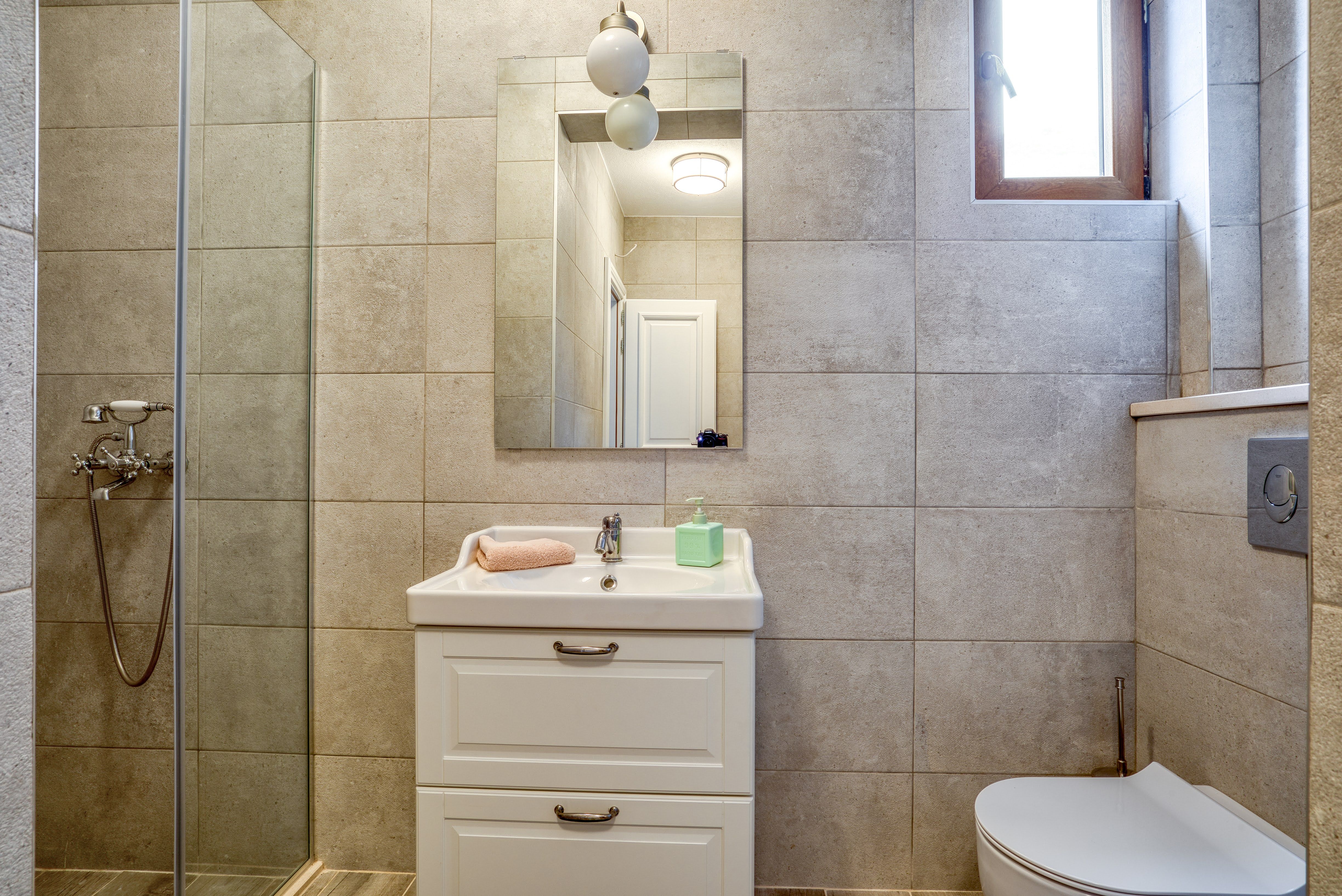 Stilski namešten nov dvosoban stan 89m2 sa pogledom na more i grad,u tihom delu Budve(Podmaine) - Amfora Real Estate