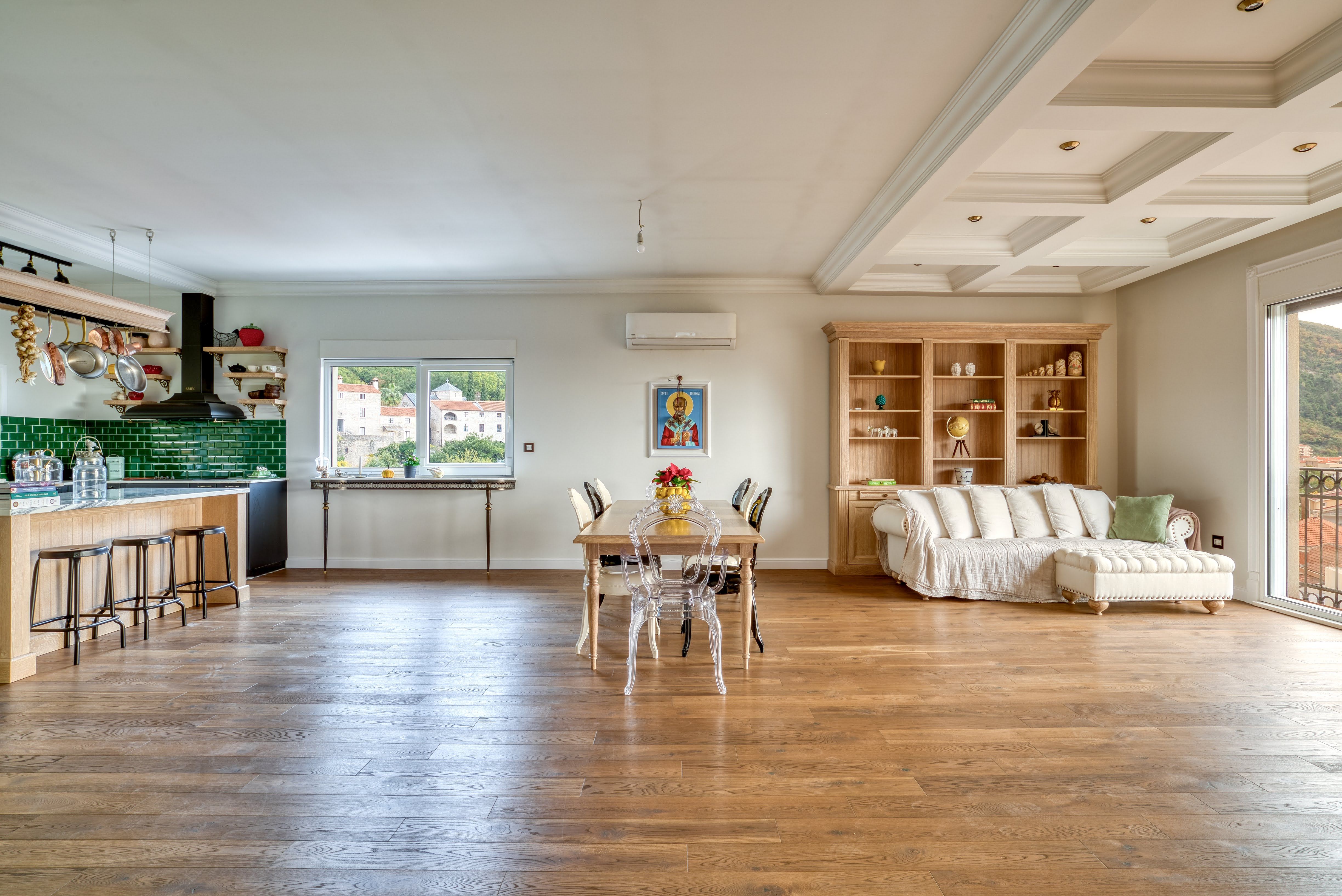 Stilski namešten nov trosoban penthouse 170m2 plus 100m2 gratis krovne terase,sa pogledom na more i grad,u tihom delu Budve(Podmaine) - Amfora Real Estate