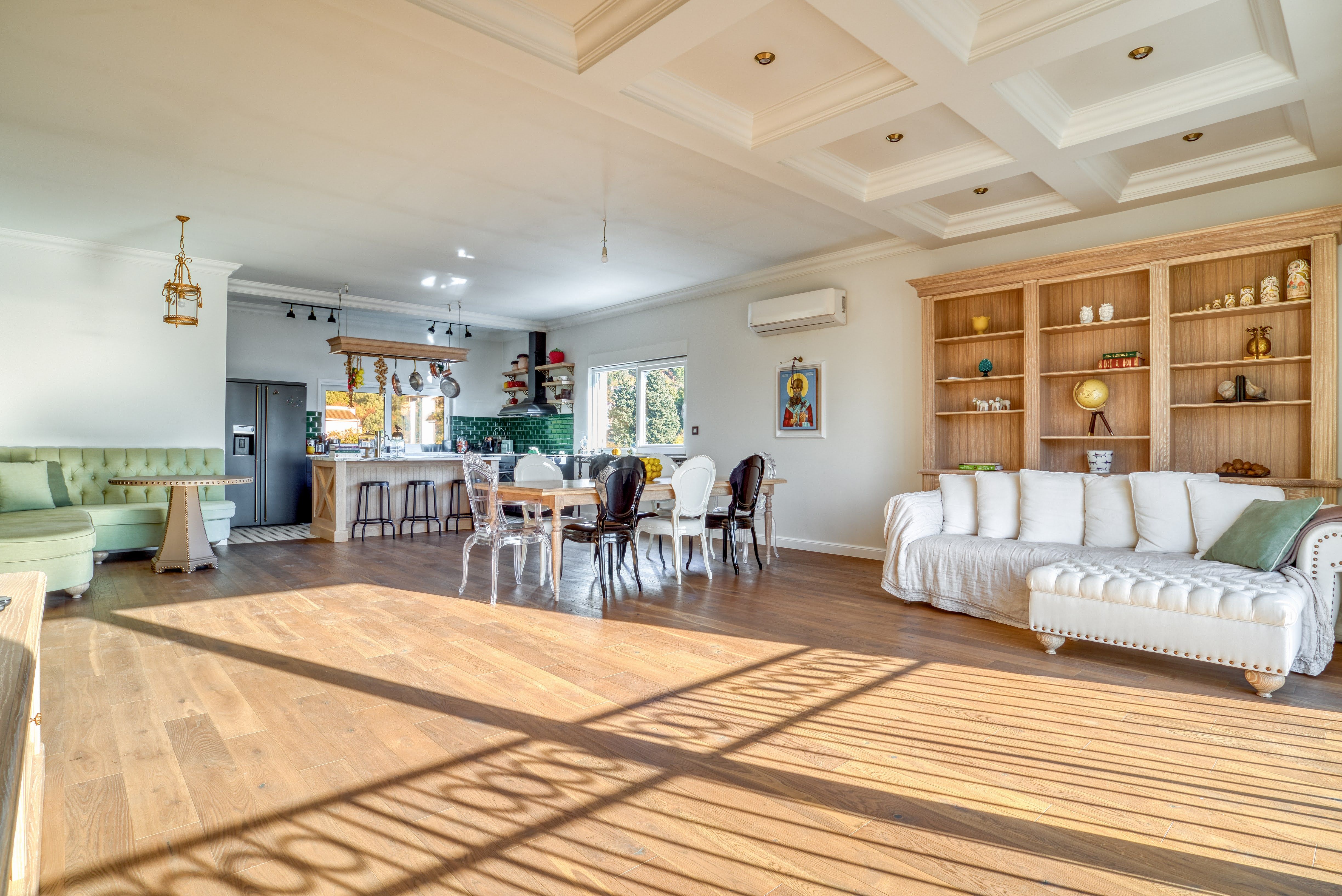 Stilski namešten nov trosoban penthouse 170m2 plus 100m2 gratis krovne terase,sa pogledom na more i grad,u tihom delu Budve(Podmaine) - Amfora Real Estate