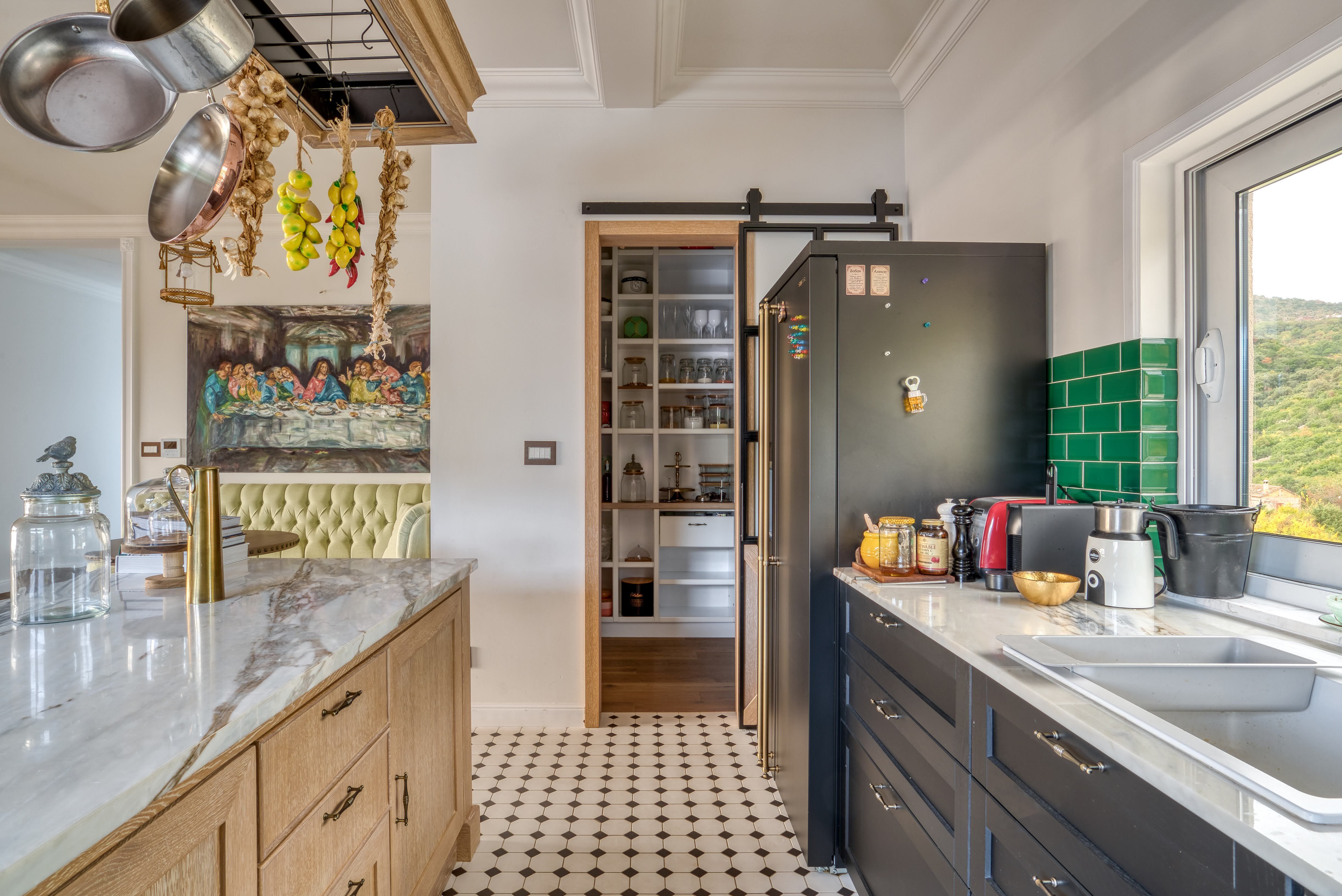 Stilski namešten nov trosoban penthouse 170m2 plus 100m2 gratis krovne terase,sa pogledom na more i grad,u tihom delu Budve(Podmaine) - Amfora Real Estate