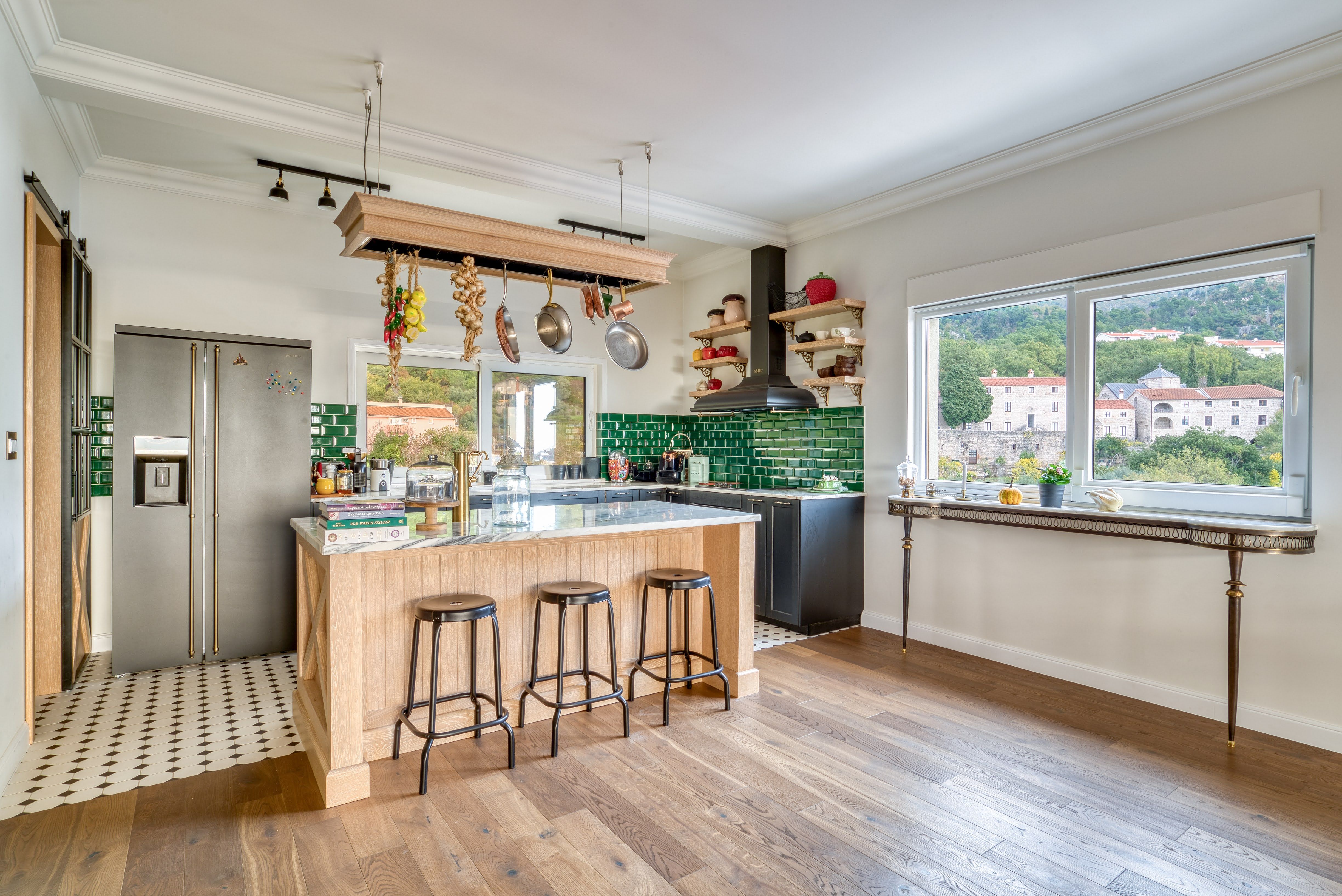 Stilski namešten nov trosoban penthouse 170m2 plus 100m2 gratis krovne terase,sa pogledom na more i grad,u tihom delu Budve(Podmaine) - Amfora Real Estate