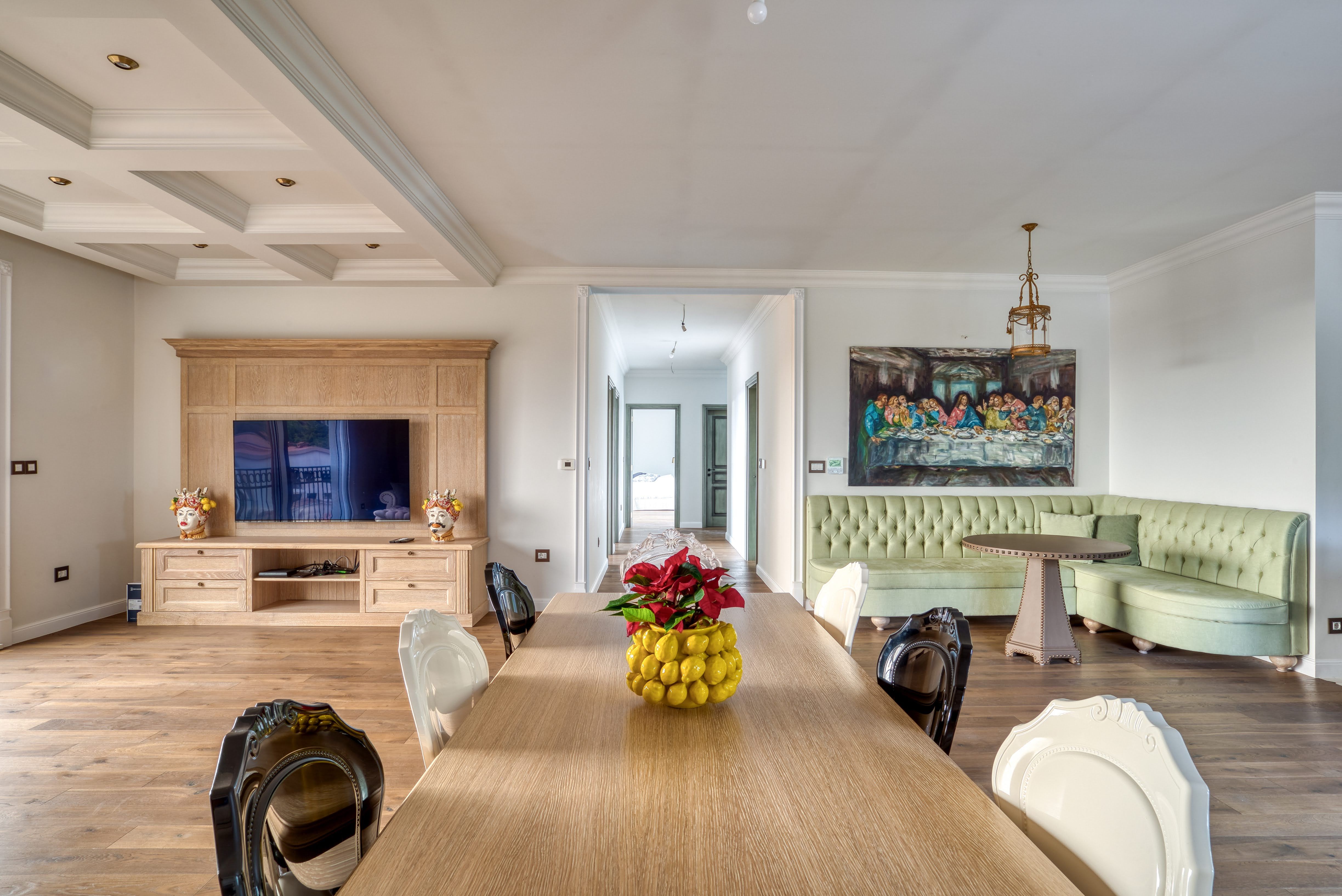 Stilski namešten nov trosoban penthouse 170m2 plus 100m2 gratis krovne terase,sa pogledom na more i grad,u tihom delu Budve(Podmaine) - Amfora Real Estate