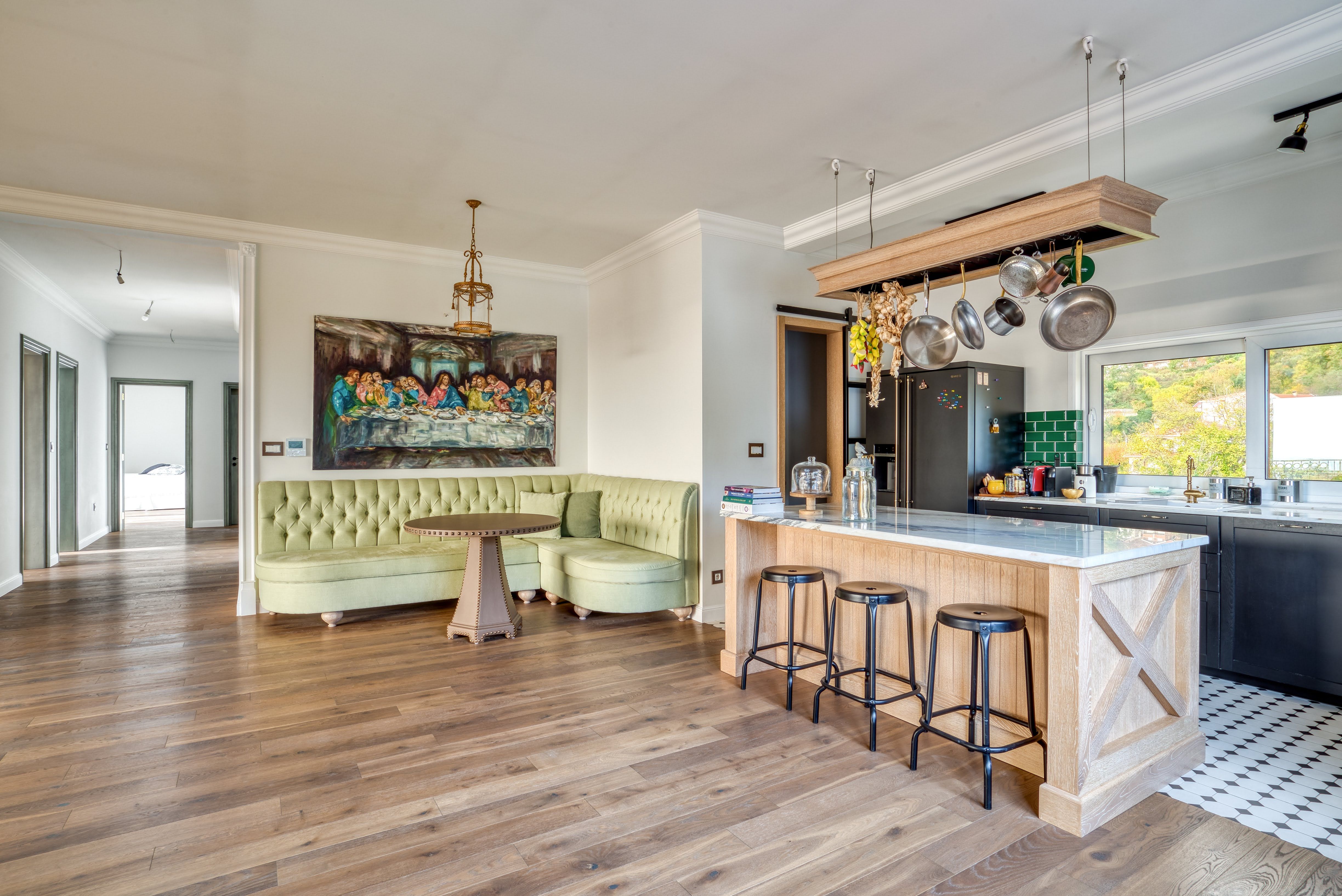 Stilski namešten nov trosoban penthouse 170m2 plus 100m2 gratis krovne terase,sa pogledom na more i grad,u tihom delu Budve(Podmaine) - Amfora Real Estate